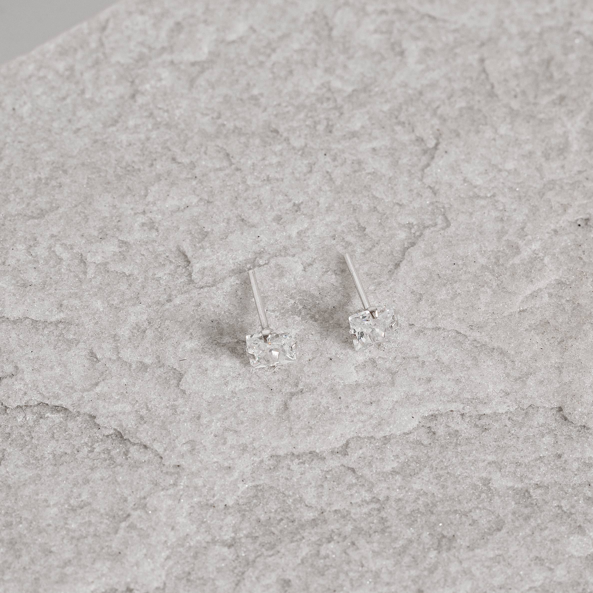Brinco zircônia quadrada cristal 5mm