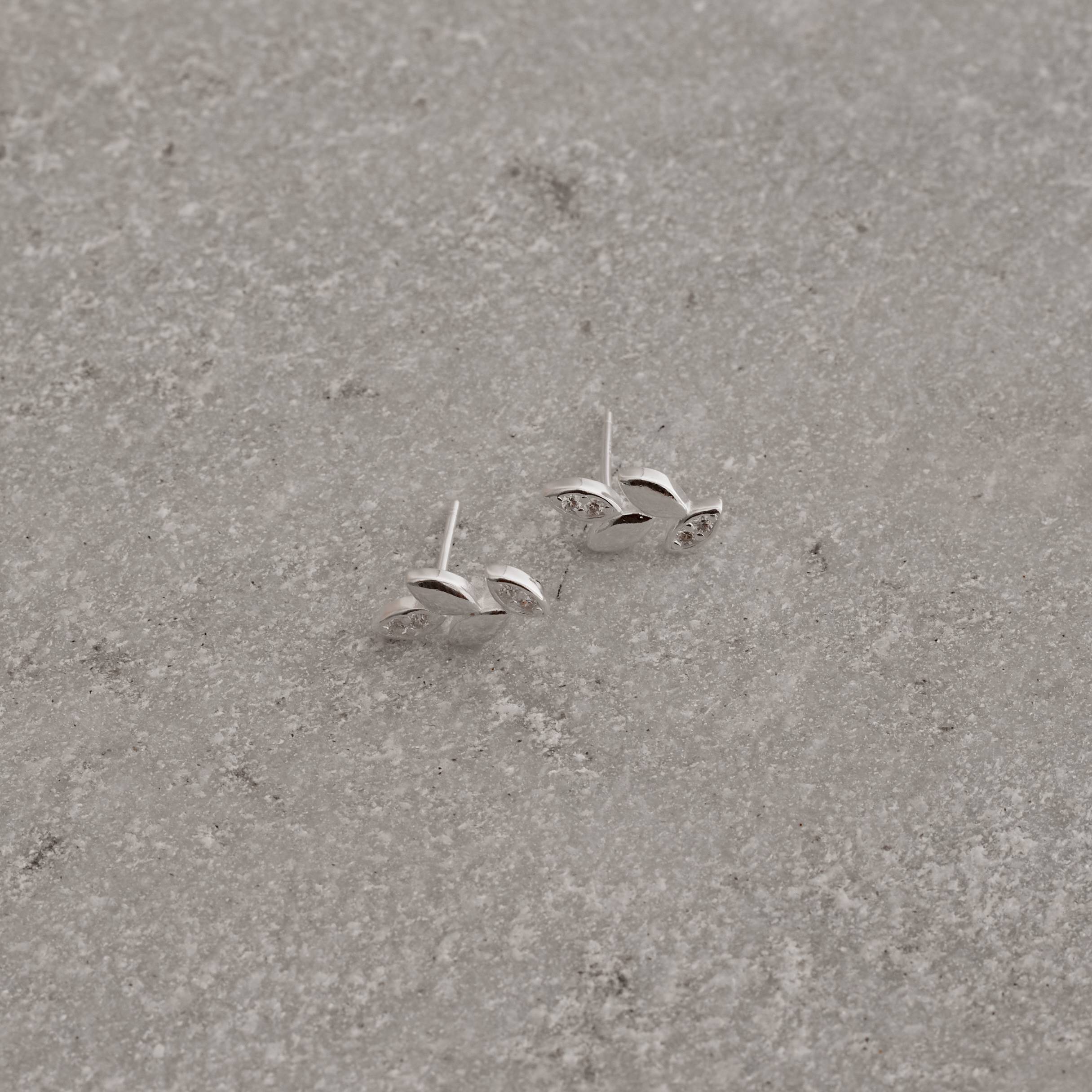 Imagem Secundária Brinco folhas com cravejado 13mm