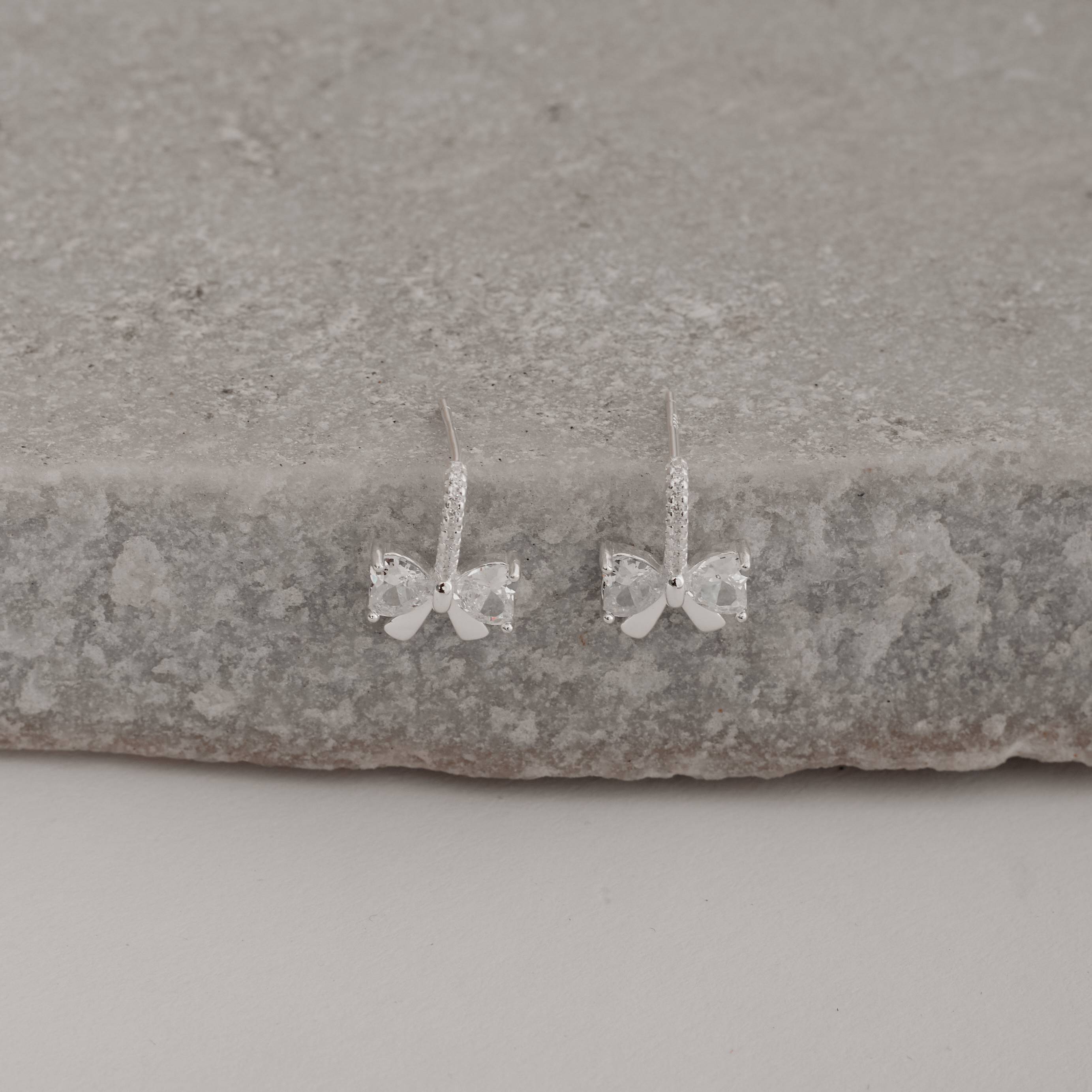 Imagem Secundária Brinco meia argola com laço cravejado 15mm tarraxa