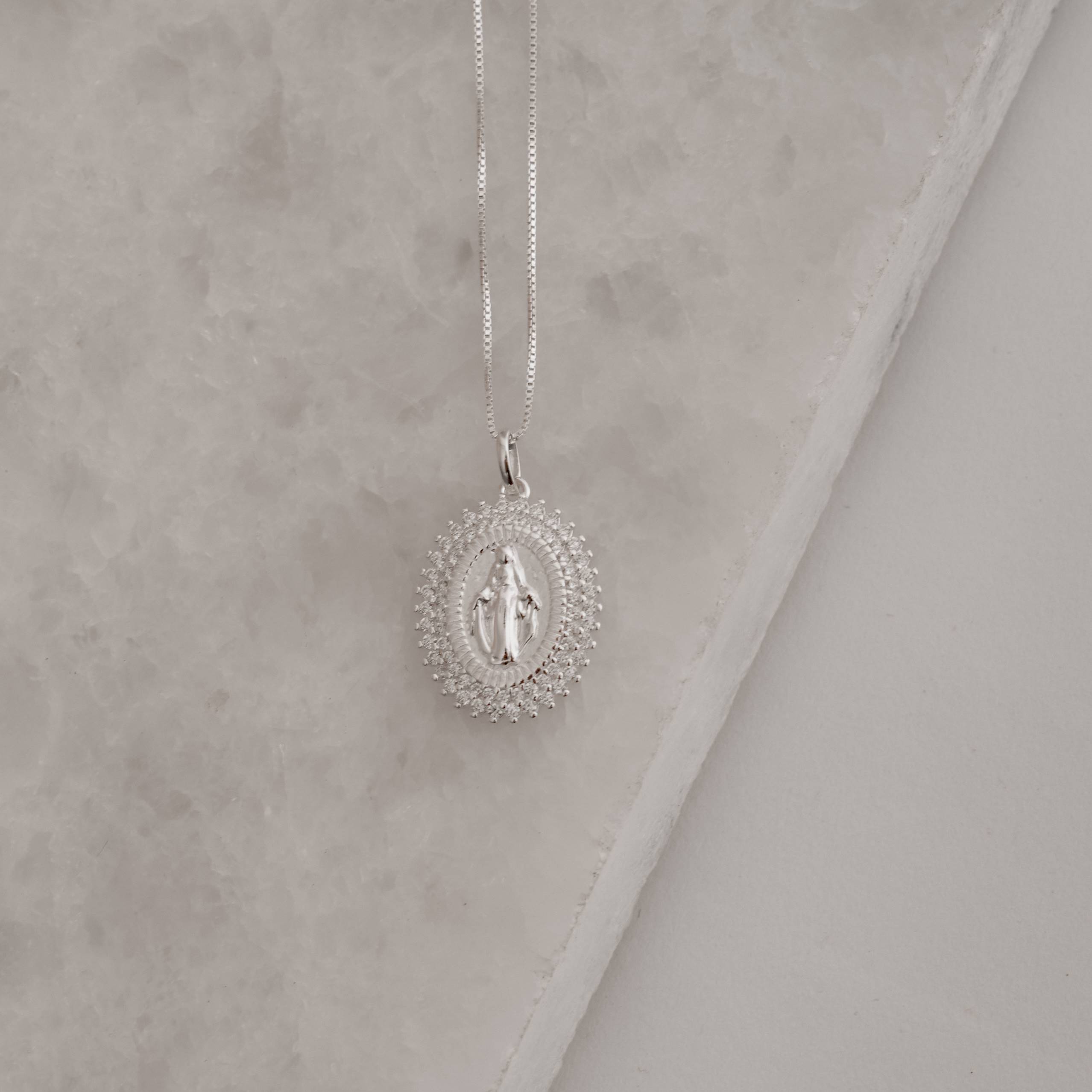 Imagem Secundária Colar pingente medalha Nsa. Sra. das Graças borda cravejada 21mm 45cm