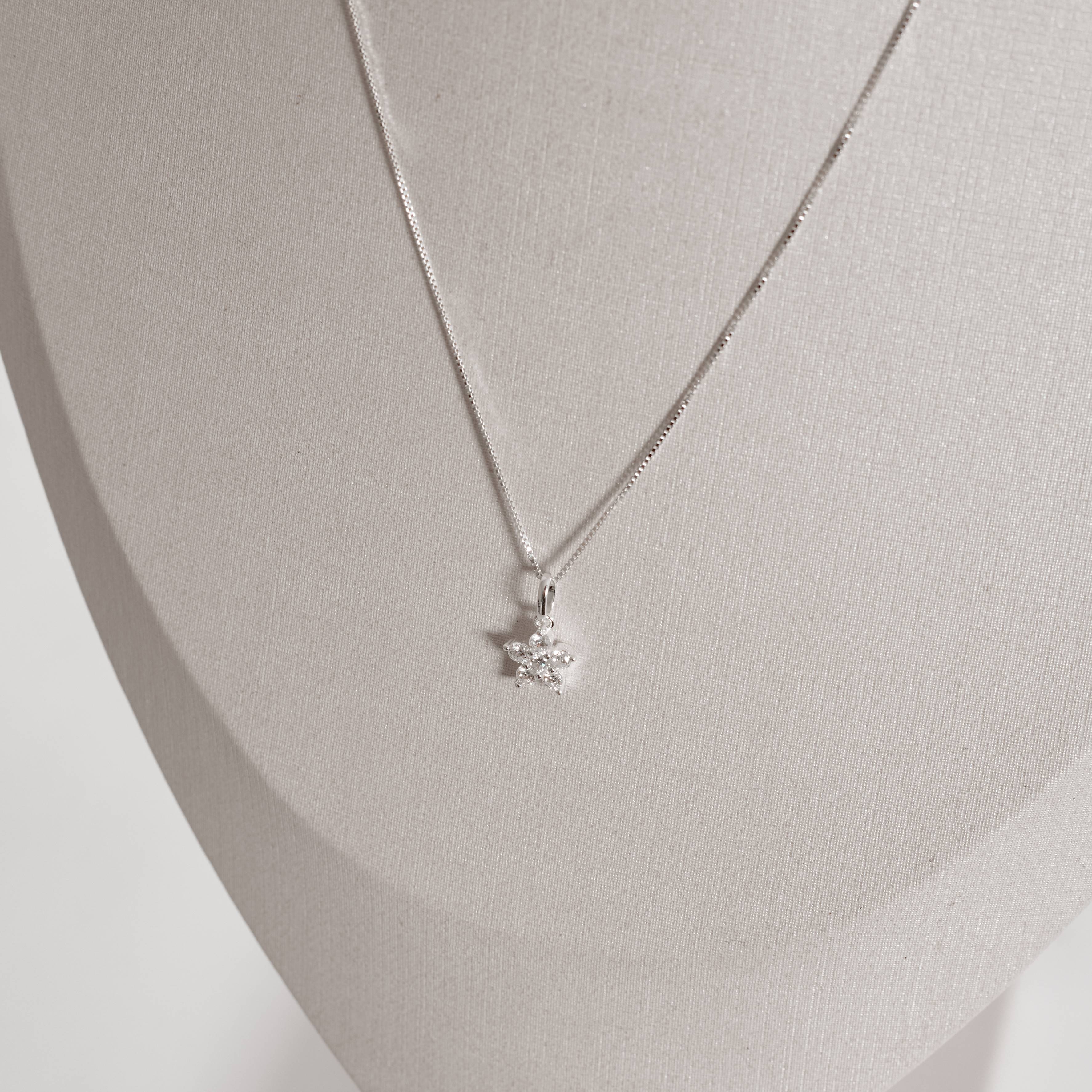 Imagem Colar pingente flor com zircônias 8mm 40cm