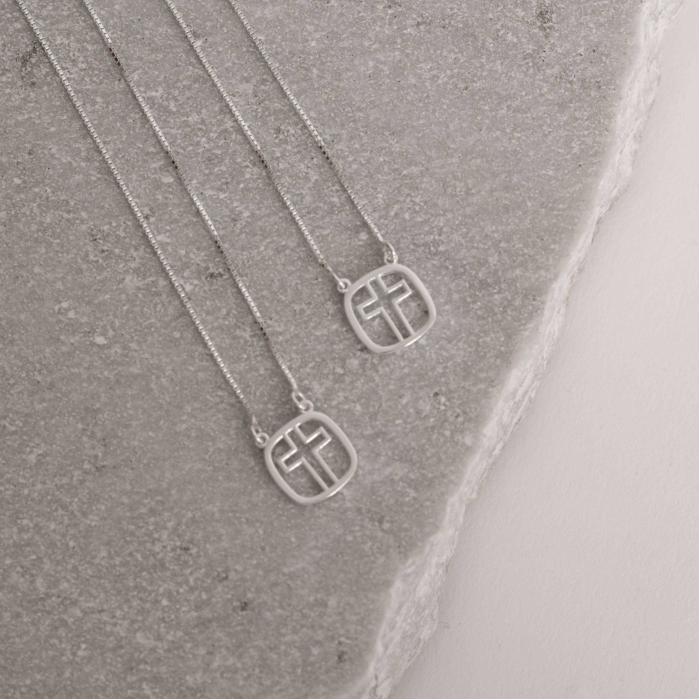 Escapulário medalhas cruz vazadas v15 60cm