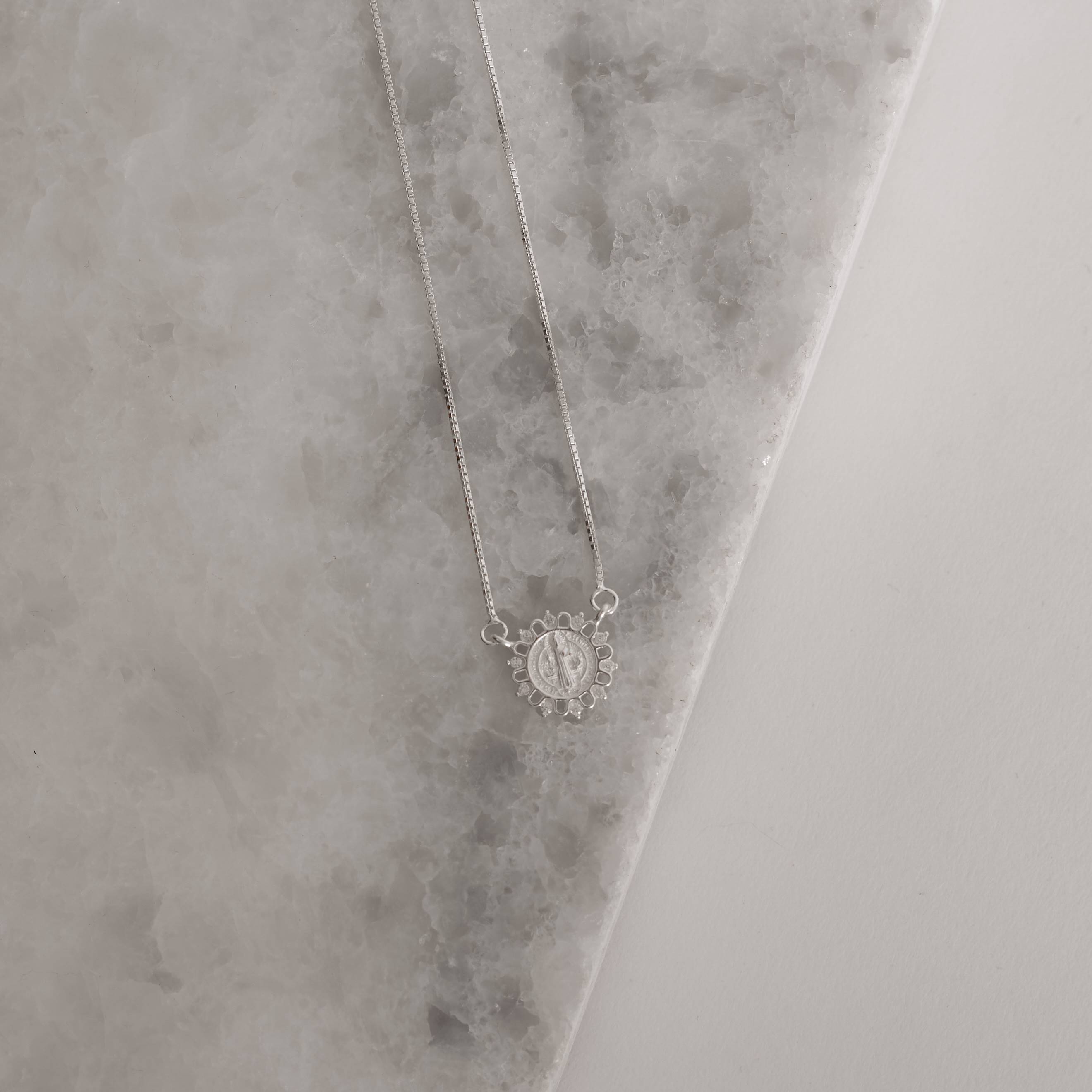 Colar entremeio medalha São Bento com zircônias 12mm v15 45cm