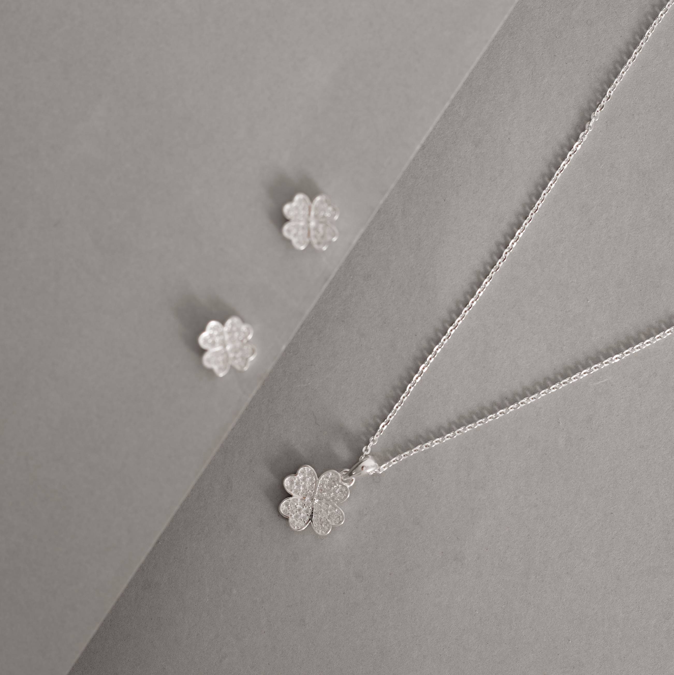 Conjunto brinco e colar trevo cravejado 11mm corrente cadeadinho 45cm