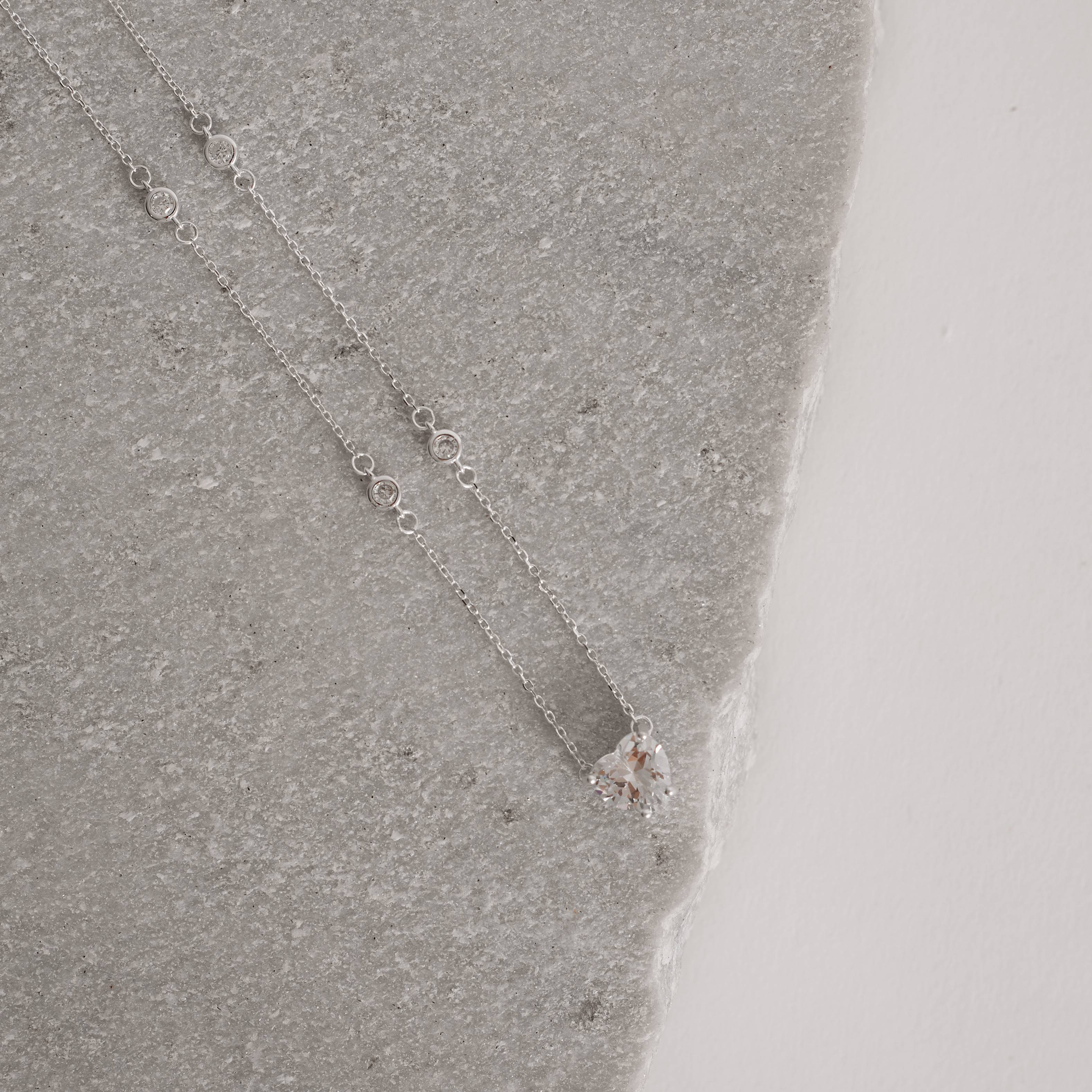 Imagem Secundária Colar entremeios zircônias redonda e coração 8mm 40+5cm