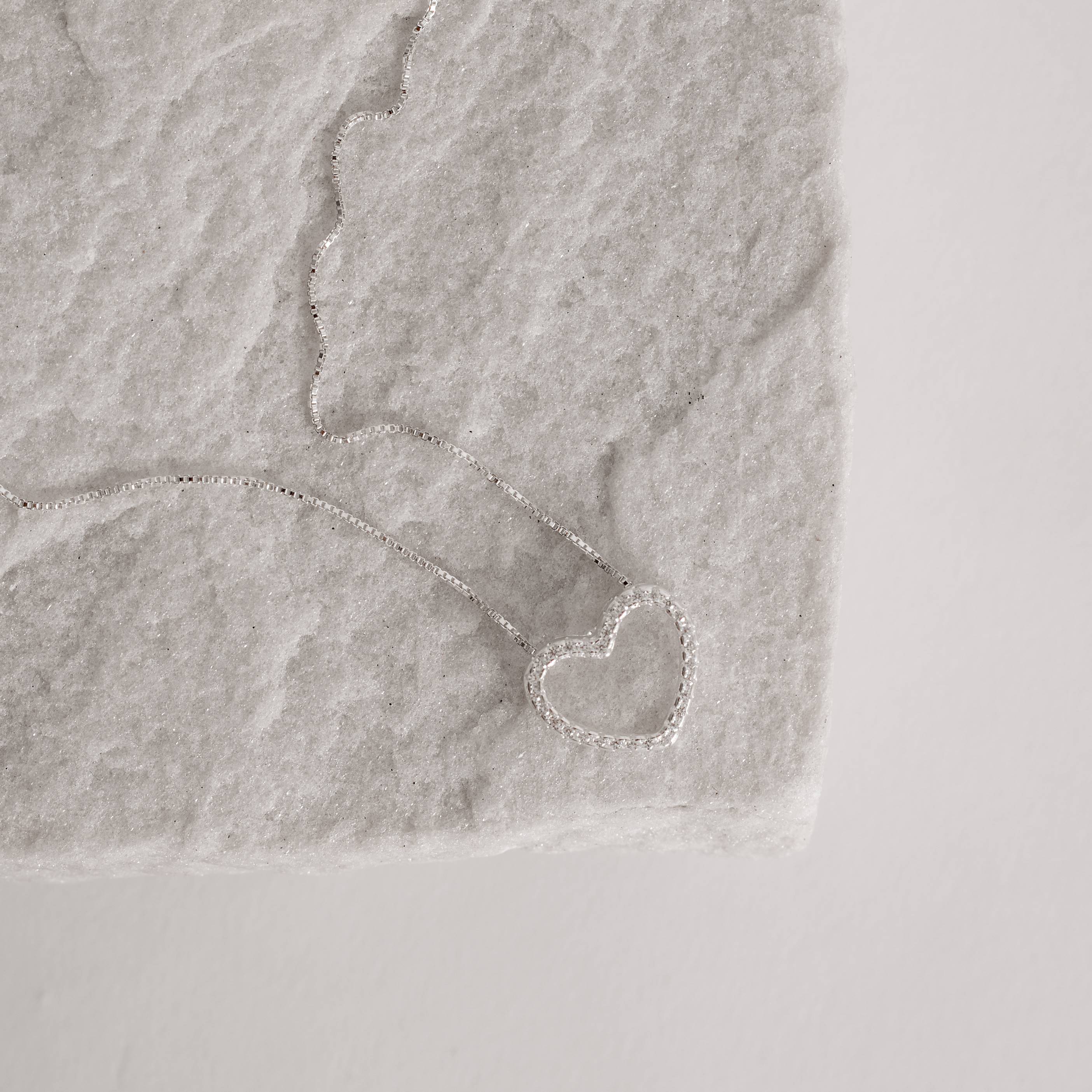 Colar coração vazado cravejado 15mm caixa alta 45cm