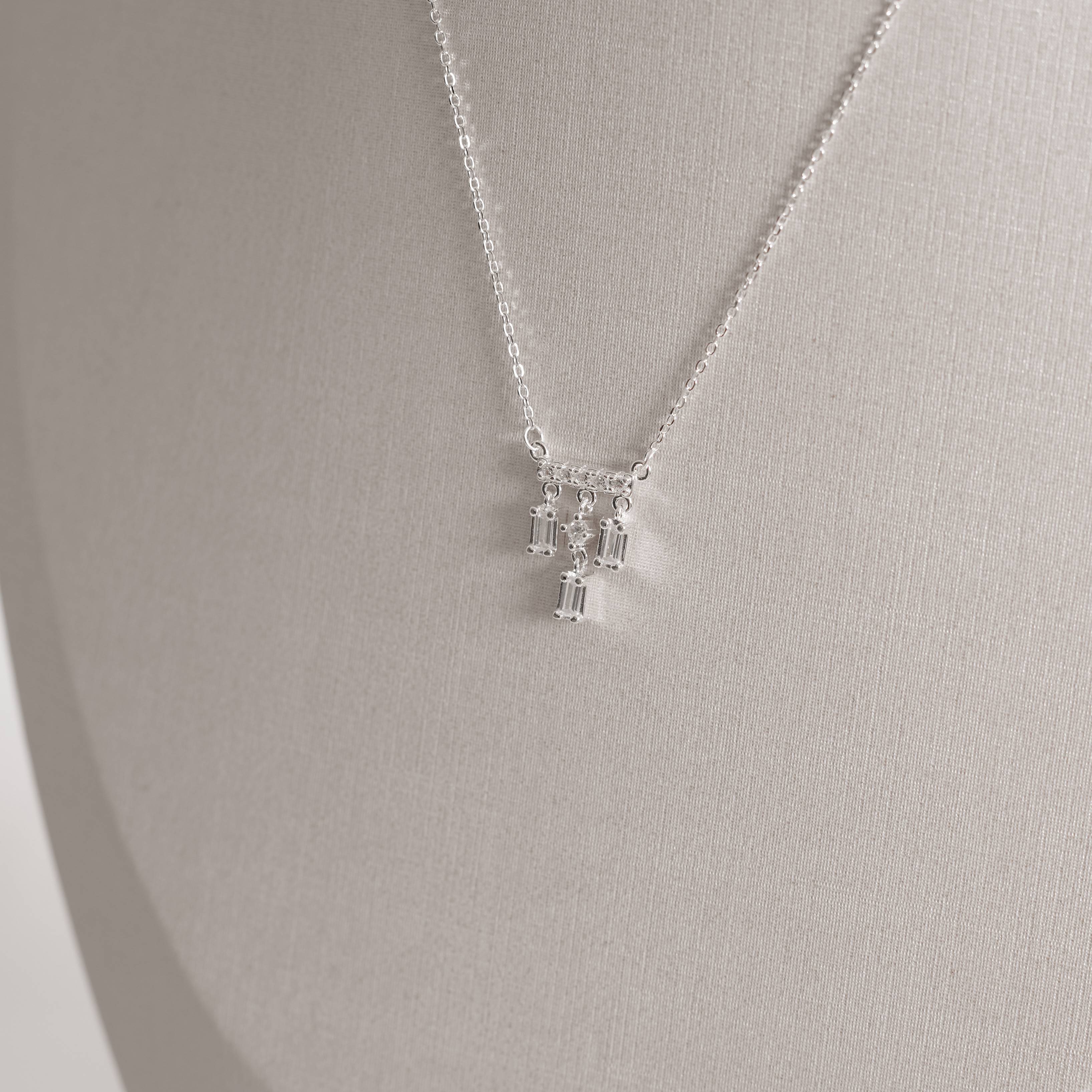 Imagem Secundária Colar entremeio bastão cravejado com pingentes zircônias retangulares 5mm corrente cadeado 40+5cm