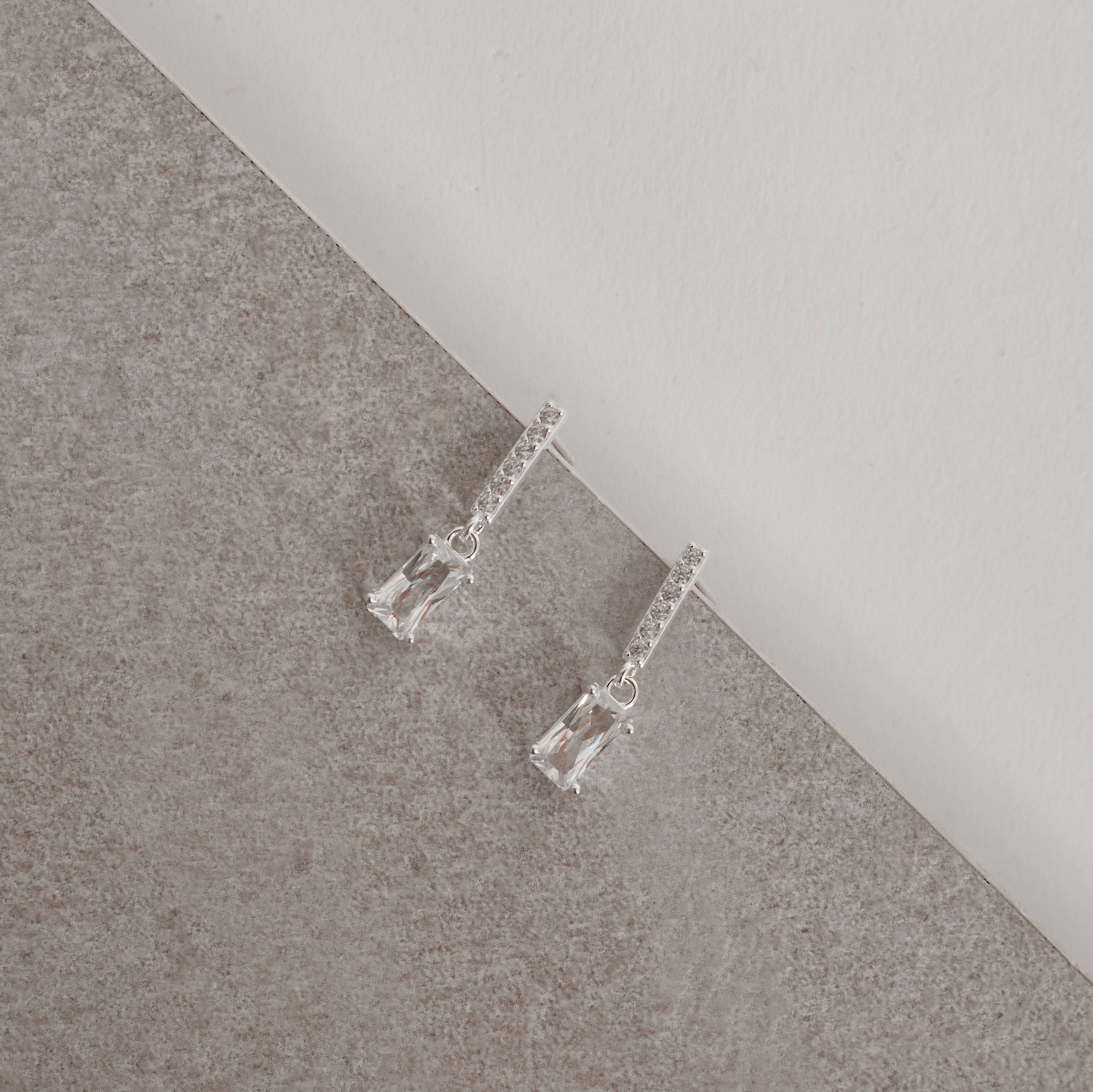 Imagem Secundária Brinco palito cravejado 11mm com pingente zircônia retangular