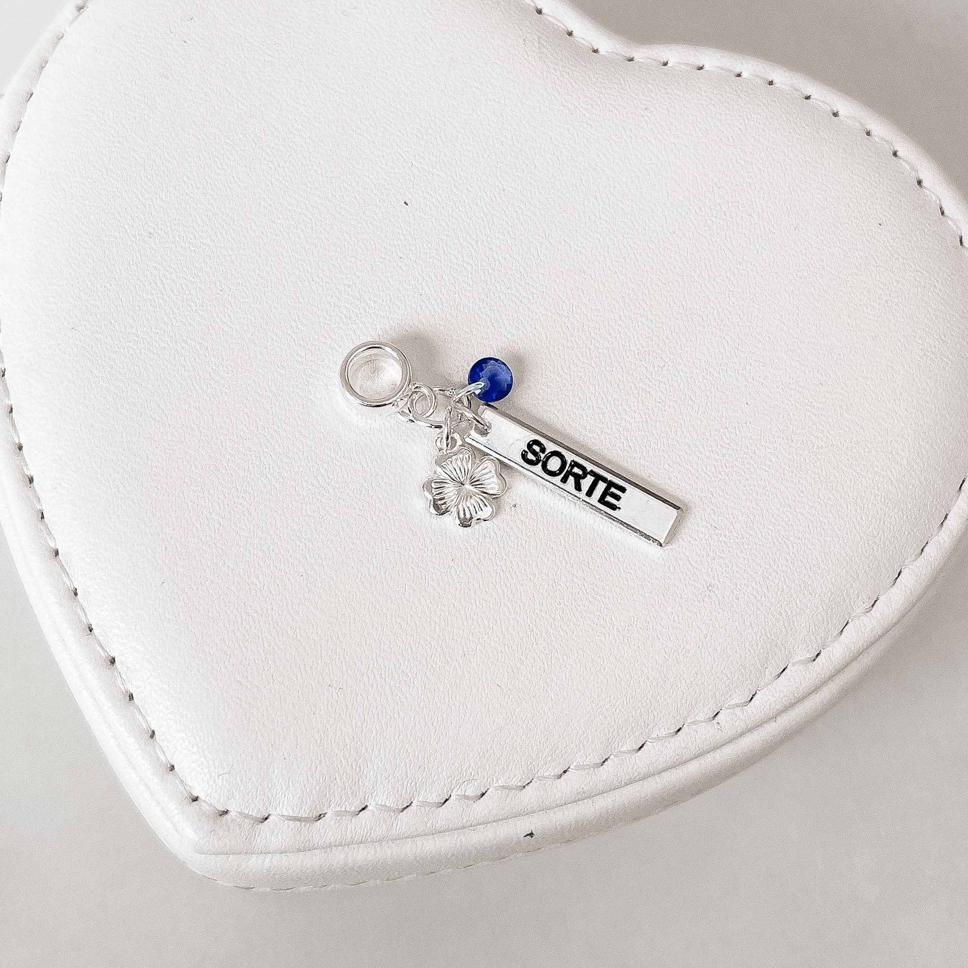 Berloque pingente patuá placa sorte resina