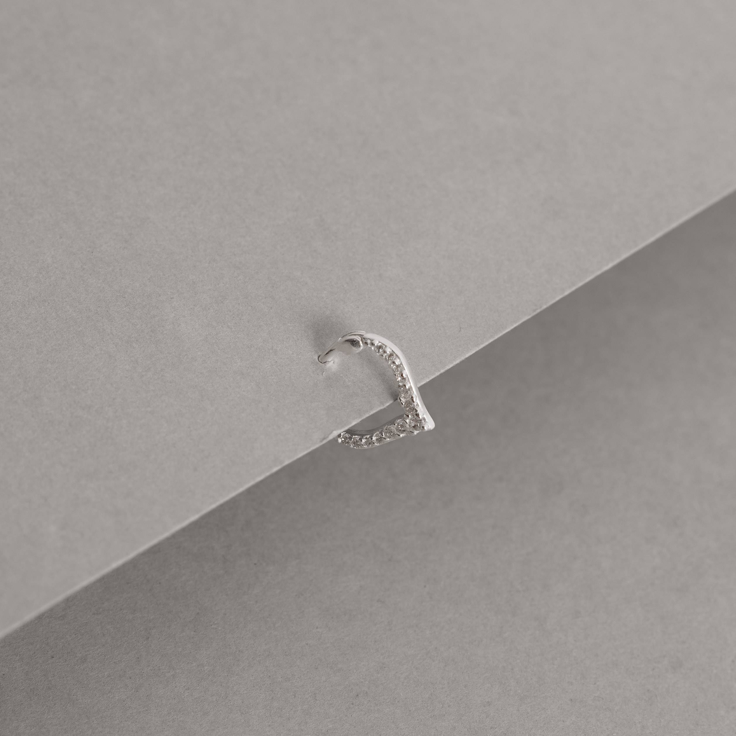 Imagem Piercing argola trava v cravejado 10mm orelha esquerda