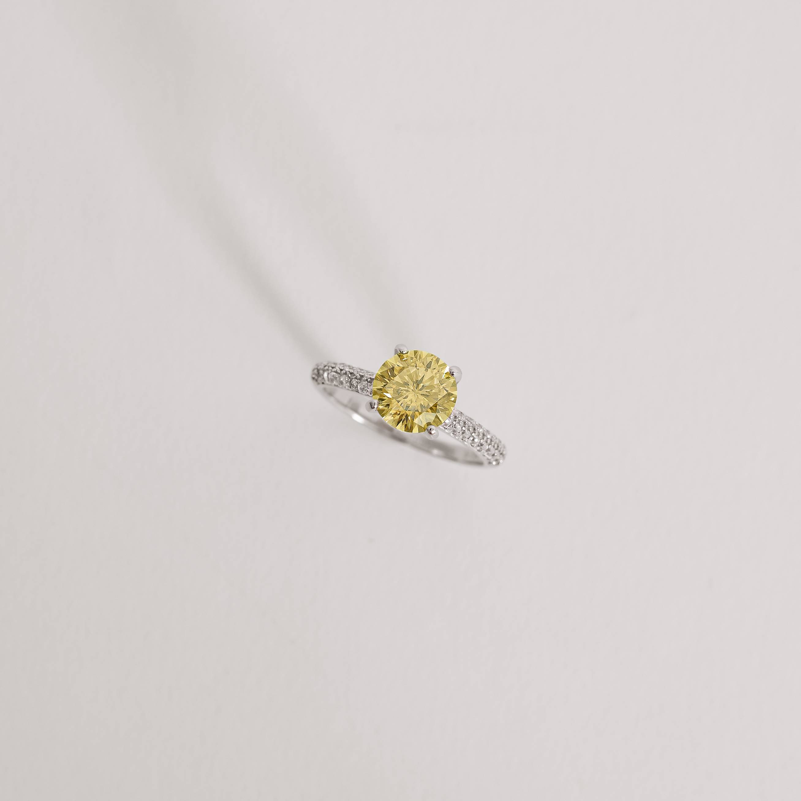 Anel solitário moissanite Yellow Fancy 7.5mm com cravejado ródio