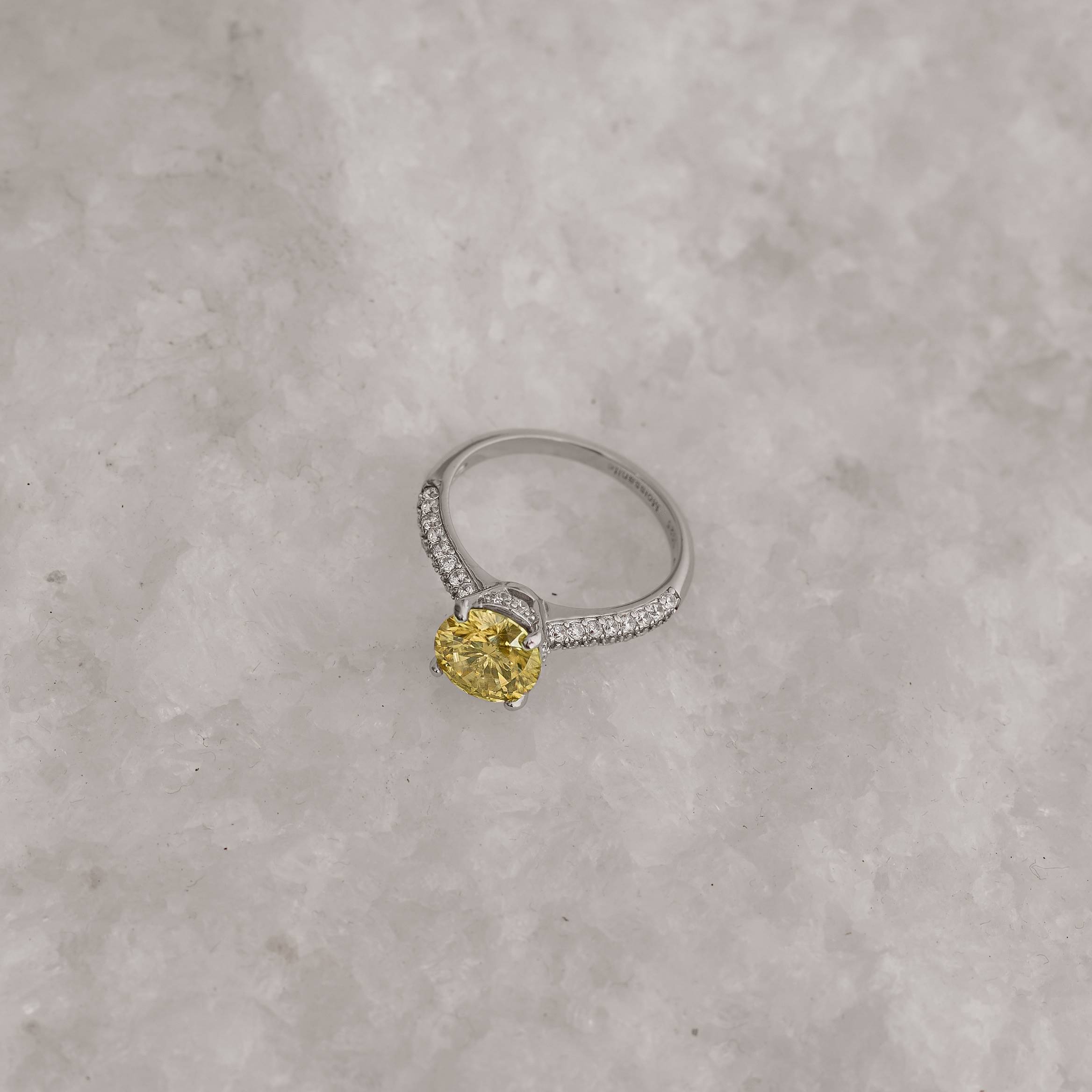 Anel solitário moissanite Yellow Fancy 7.5mm com cravejado ródio