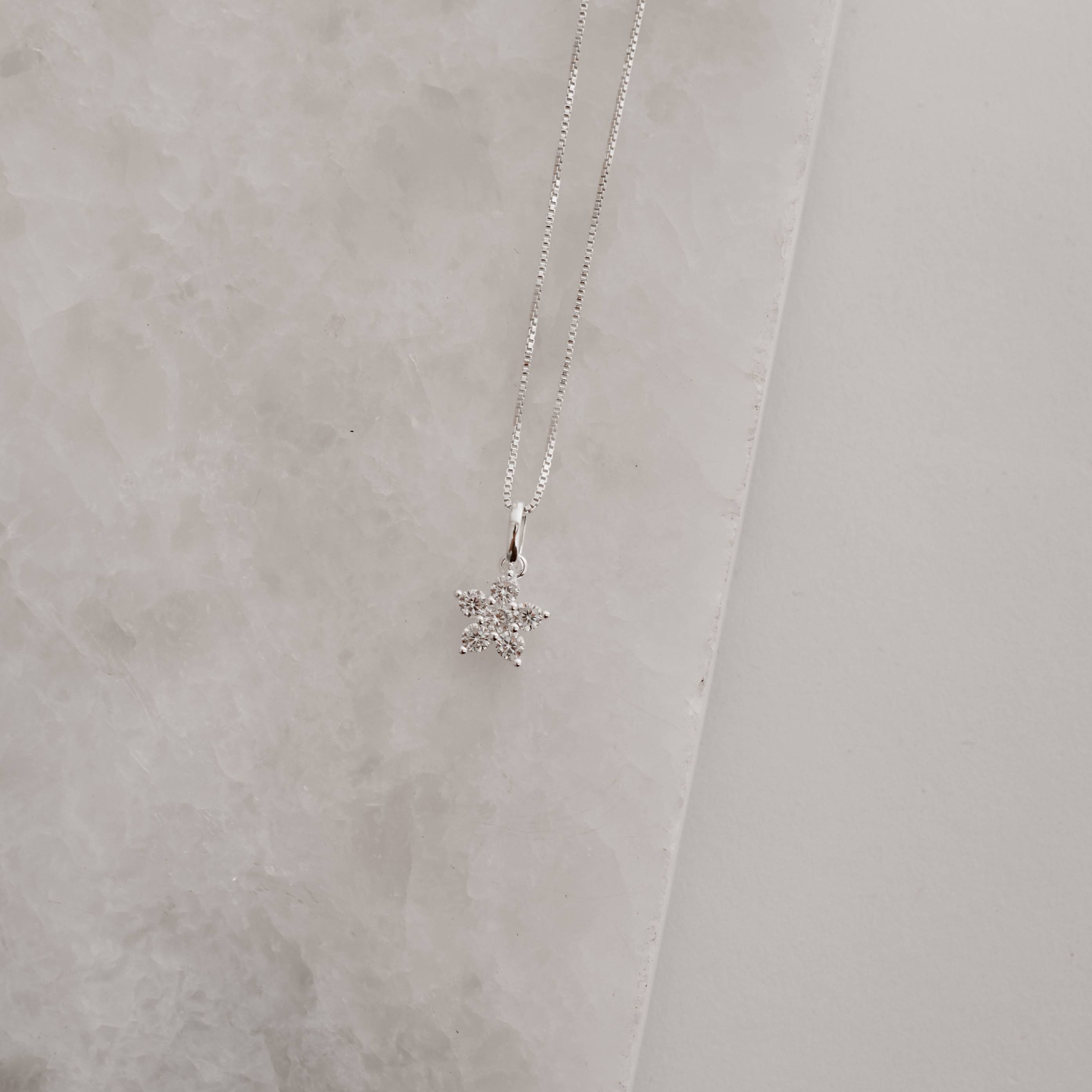 Colar pingente flor com zircônias 8mm 40cm