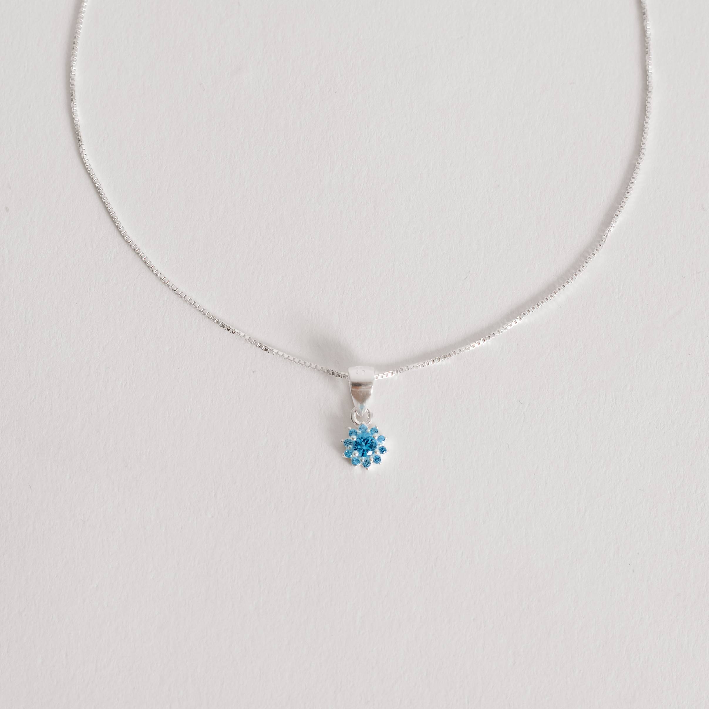 Conjunto brinco e colar flor cravejada azul 6mm 40cm