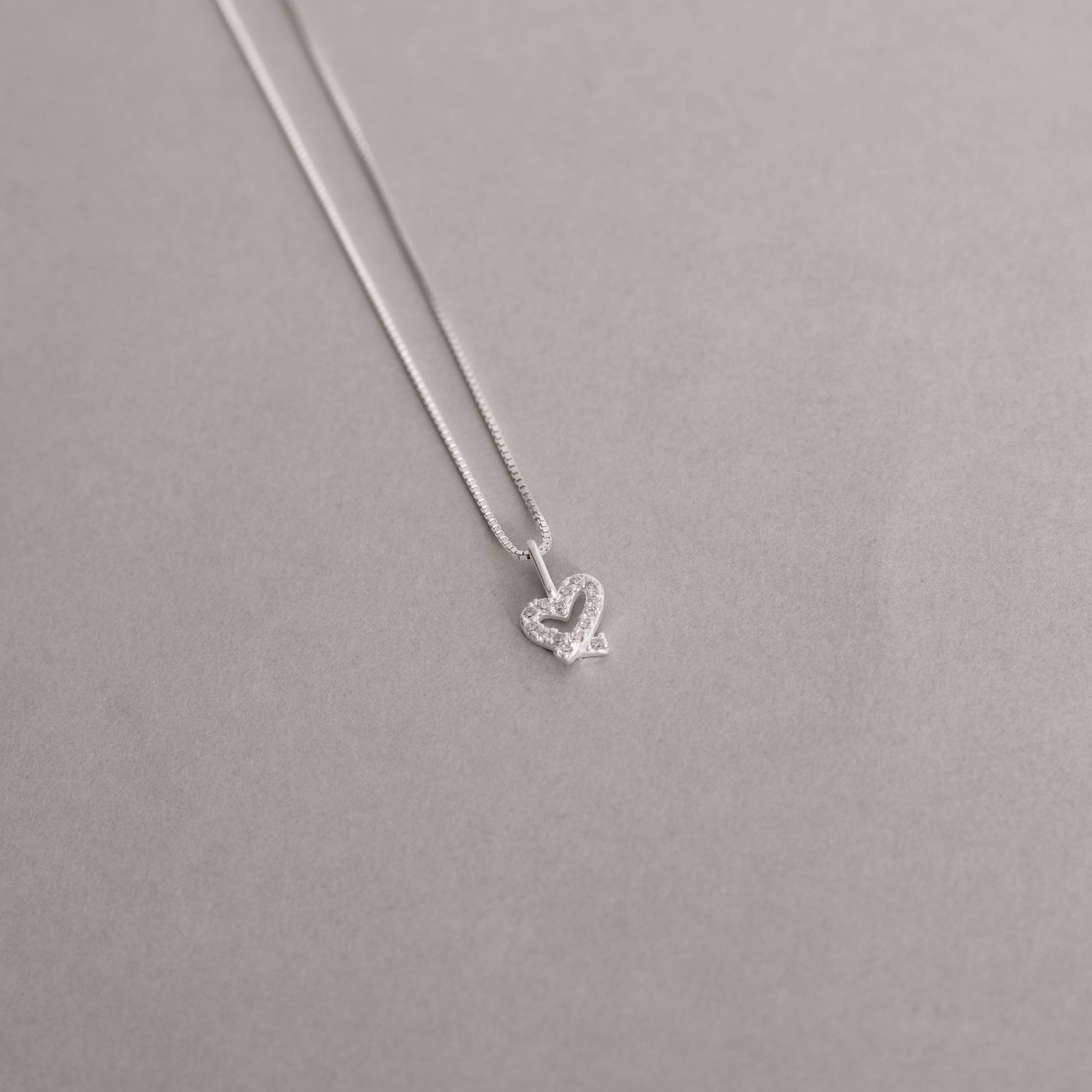 Colar pingente volta coração cravejado 7mm 40cm