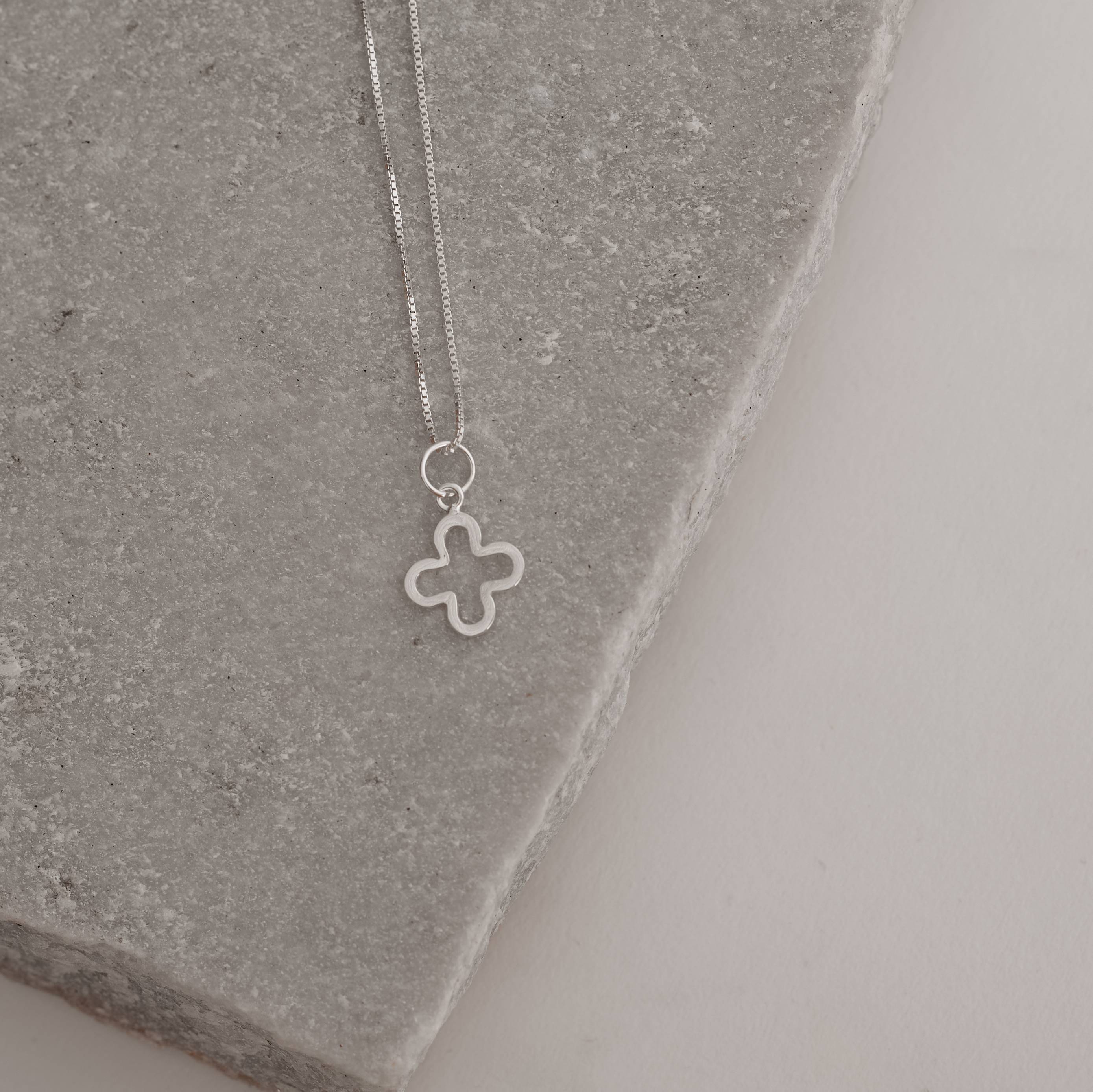 Imagem Colar pingente trevo vazado 11mm 45cm