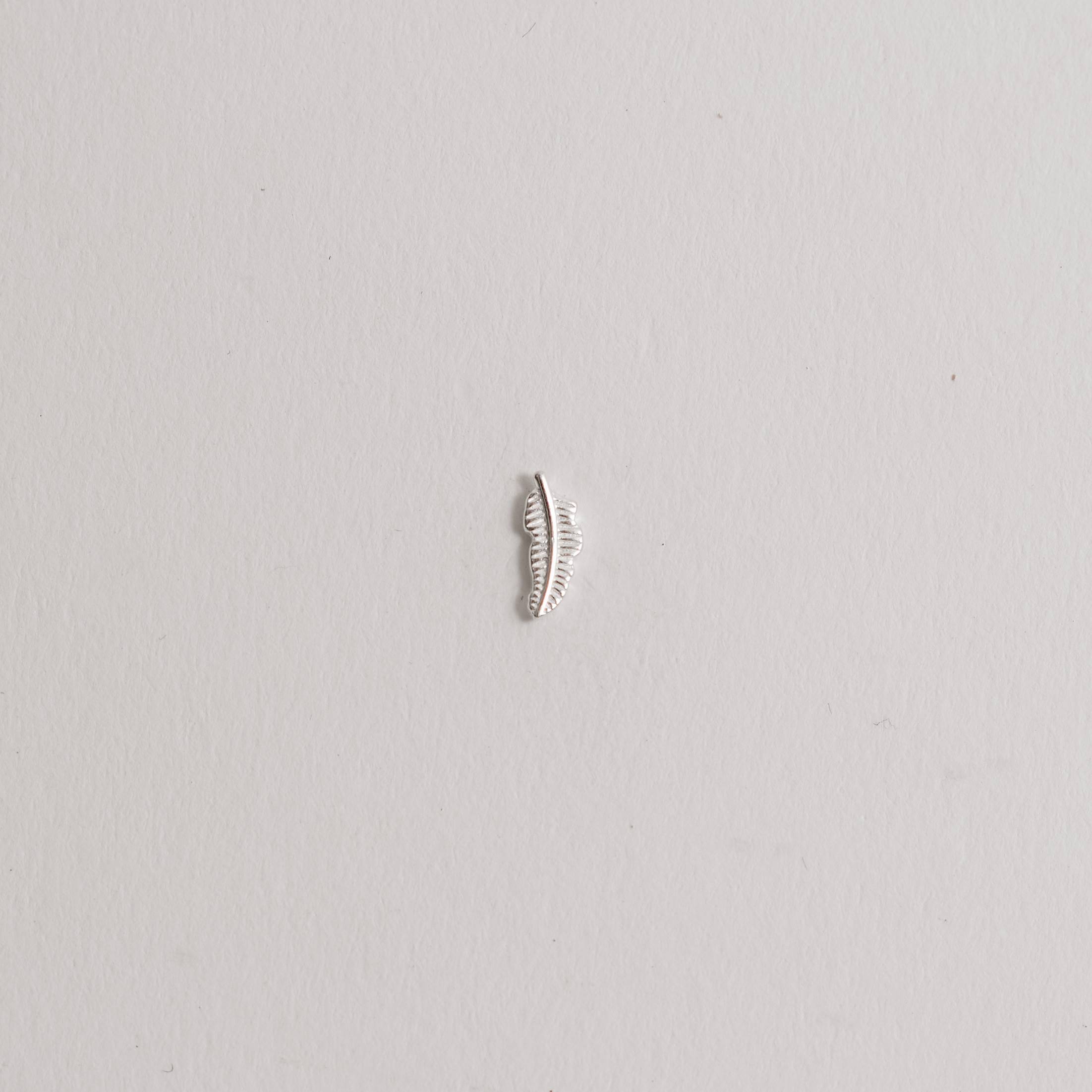 Piercing haste pena 8mm orelha esquerda