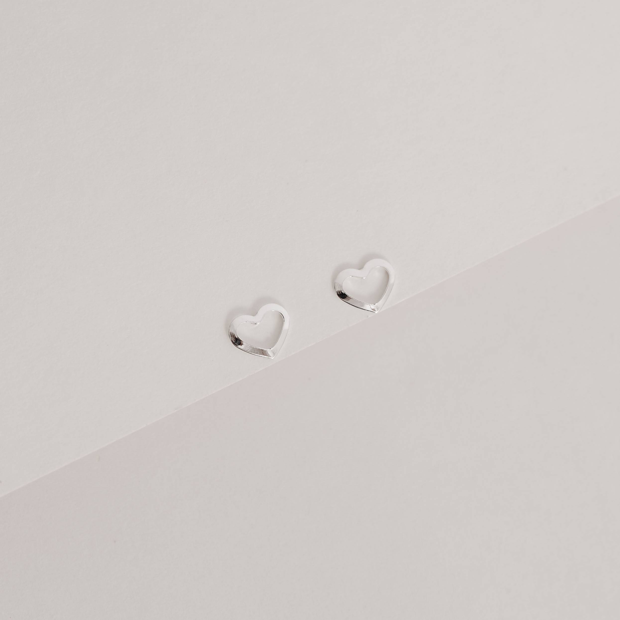 Imagem Brinco coração liso vazado 8mm