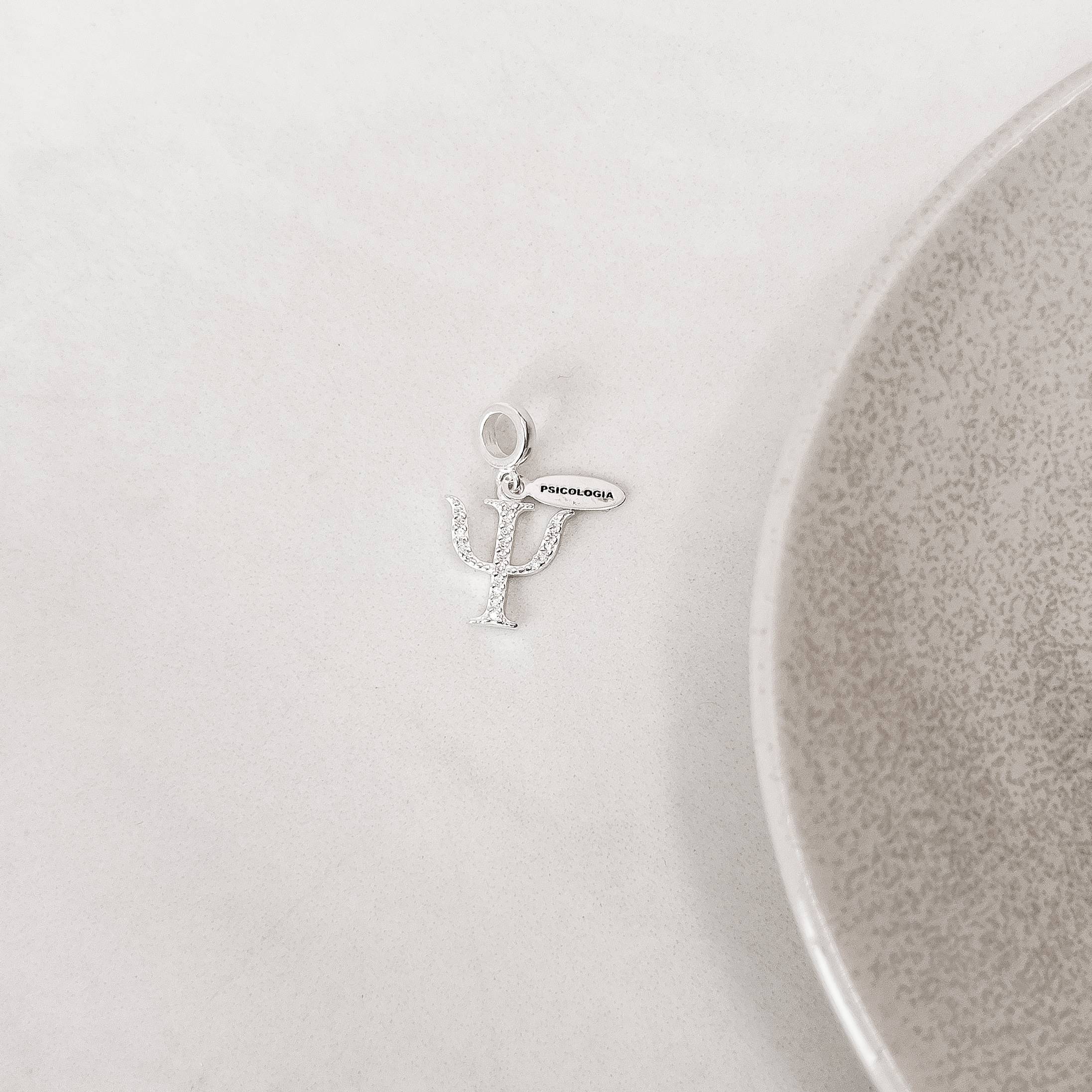 Berloque pingente placa Psicologia com símbolo cravejado 12mm