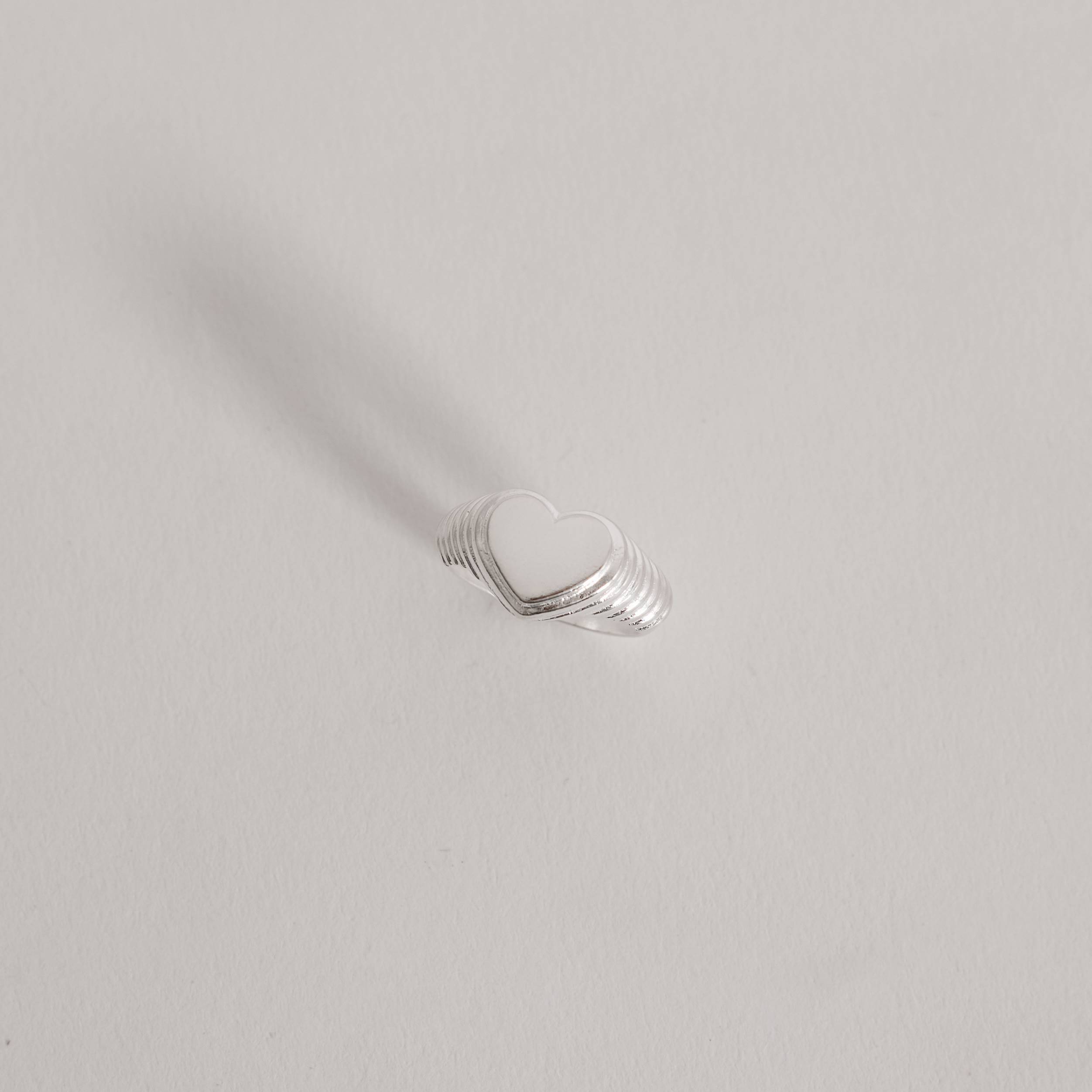 Imagem Secundária Anel coração trabalhado dedinho