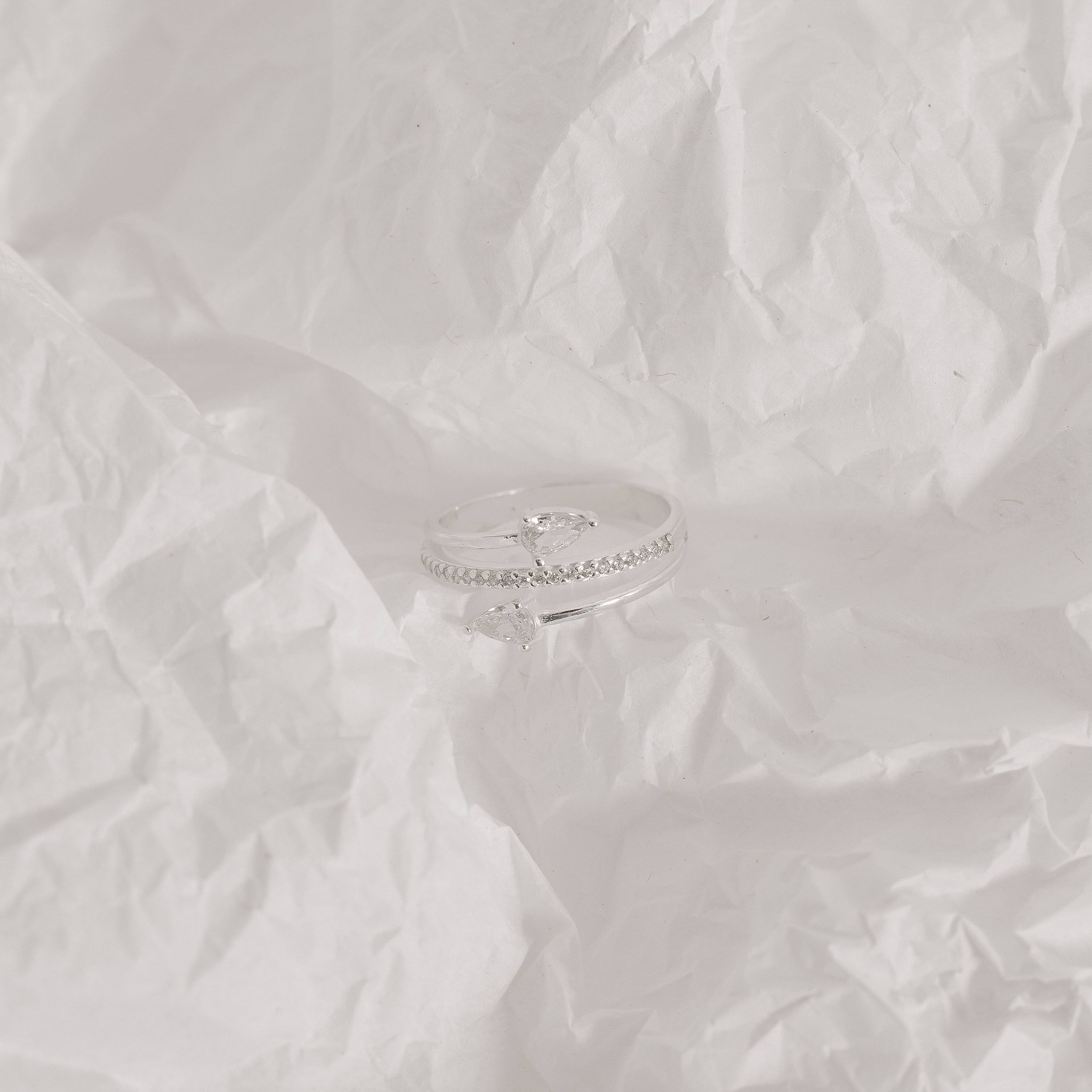 Imagem Secundária Anel 3 fios meia aliança com zircônias gota