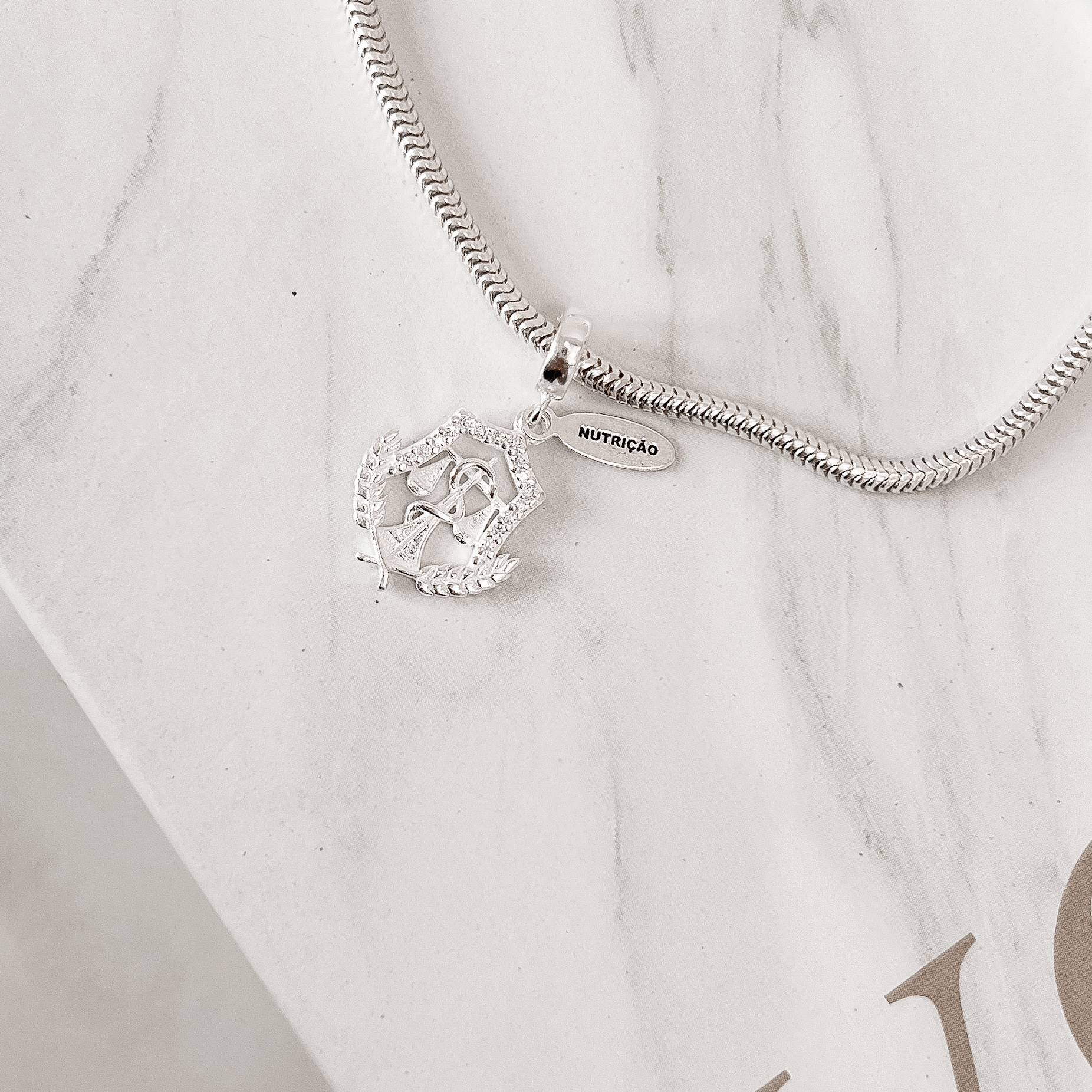 Berloque pingente placa Nutrição com símbolo cravejado 15mm