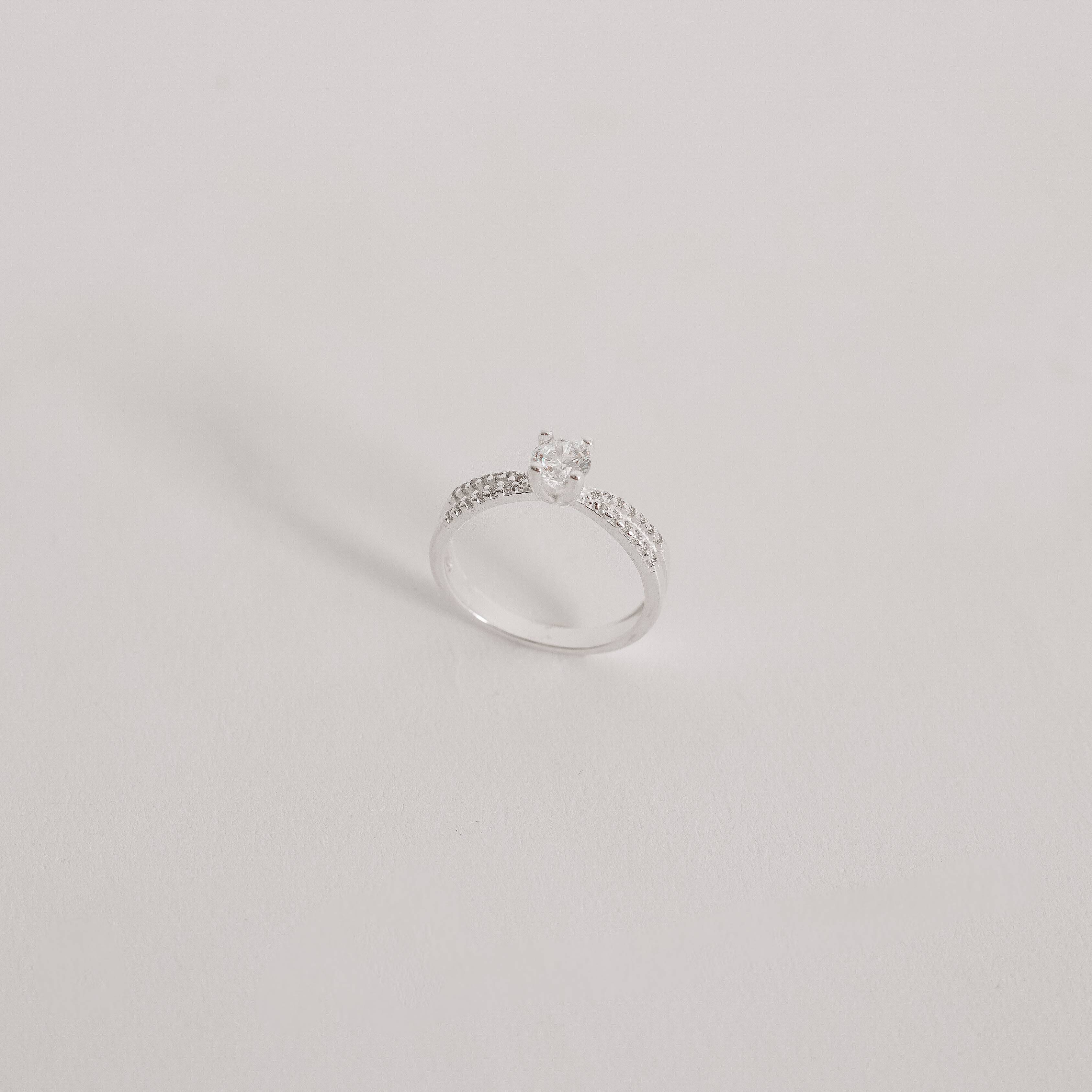 Imagem Secundária Anel solitário 5mm fio duplo cravejado