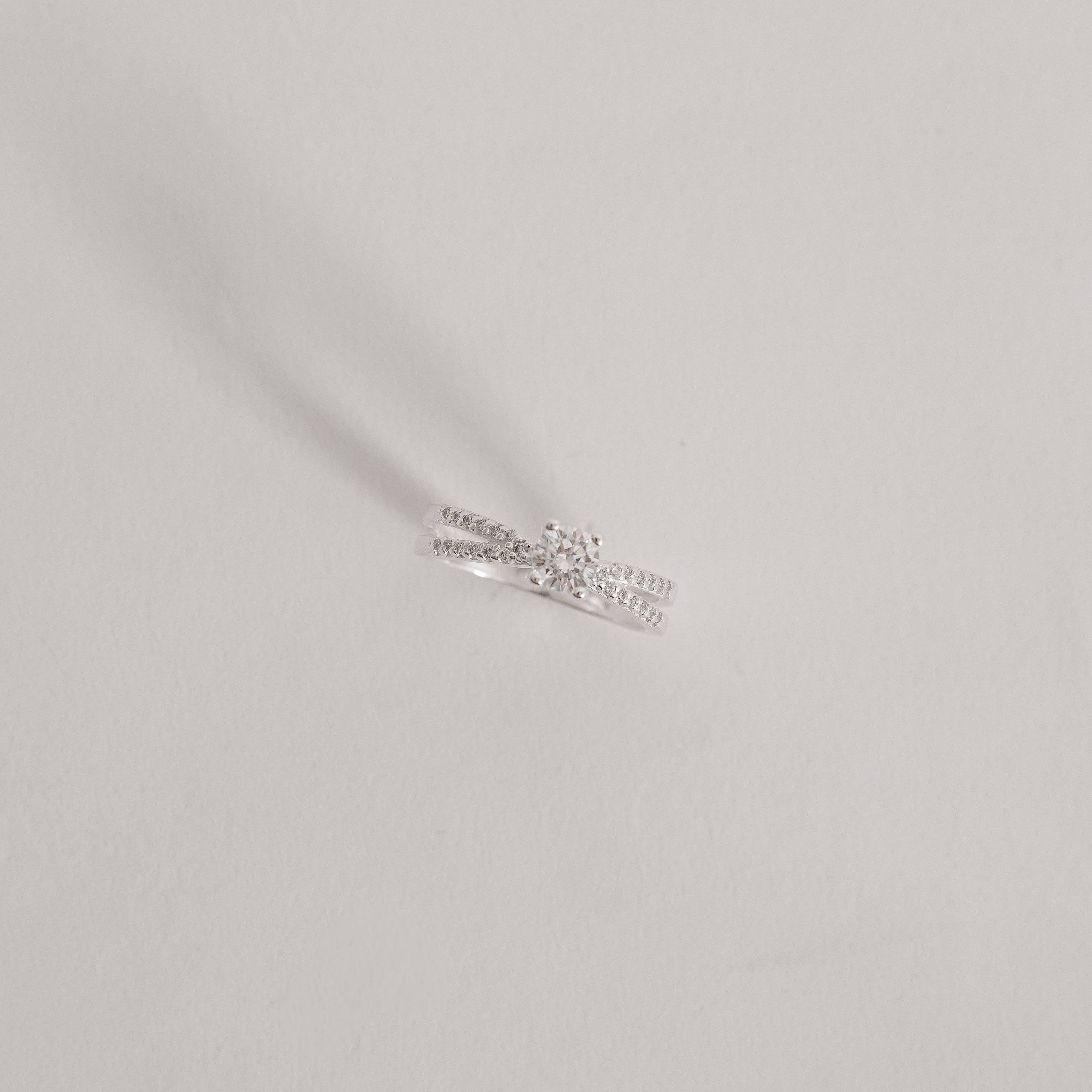 Anel solitário 5mm fio duplo cravejado