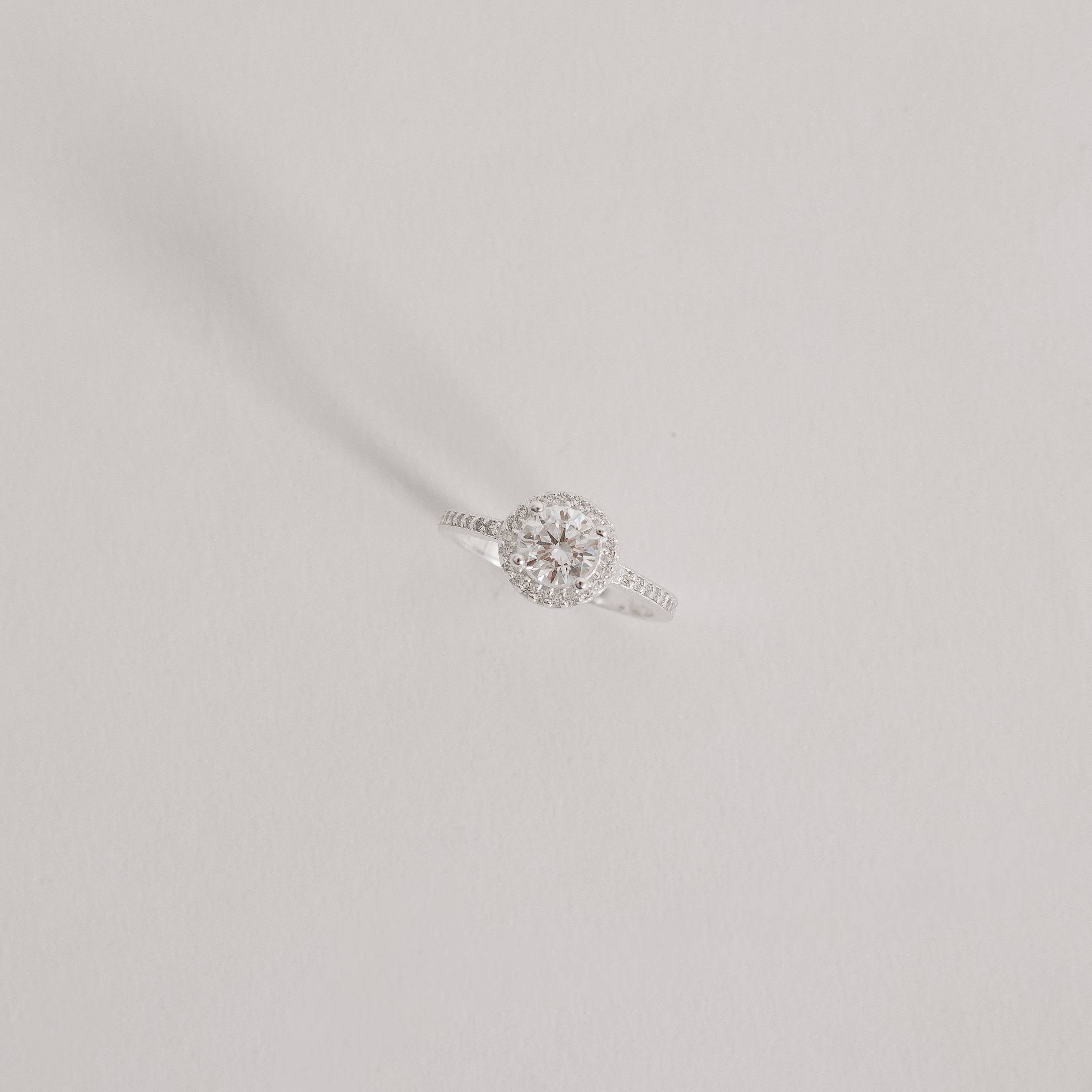 Anel zircônia redonda 6mm com cravejado cristal