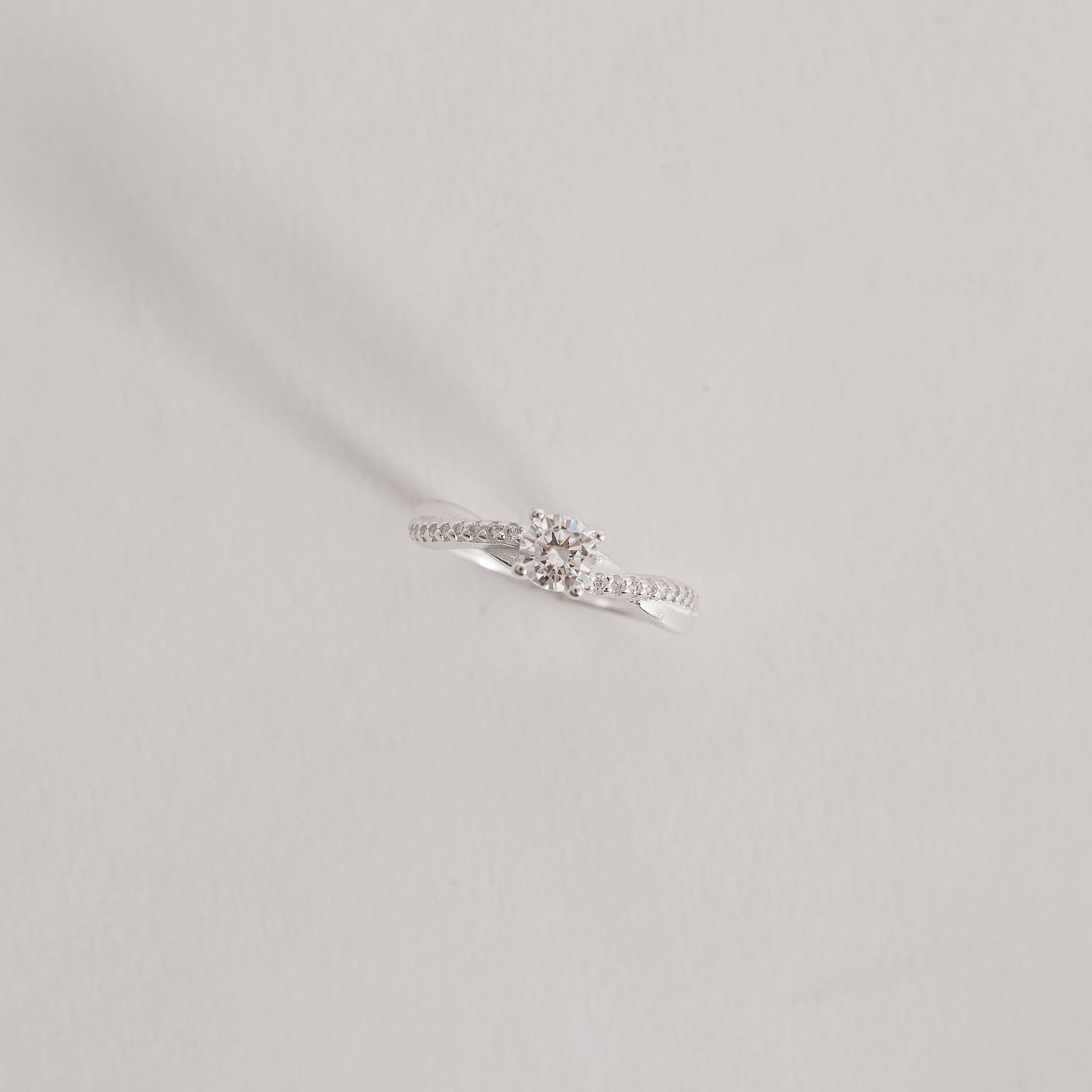 Anel solitário 5mm com fio trançado cravejado