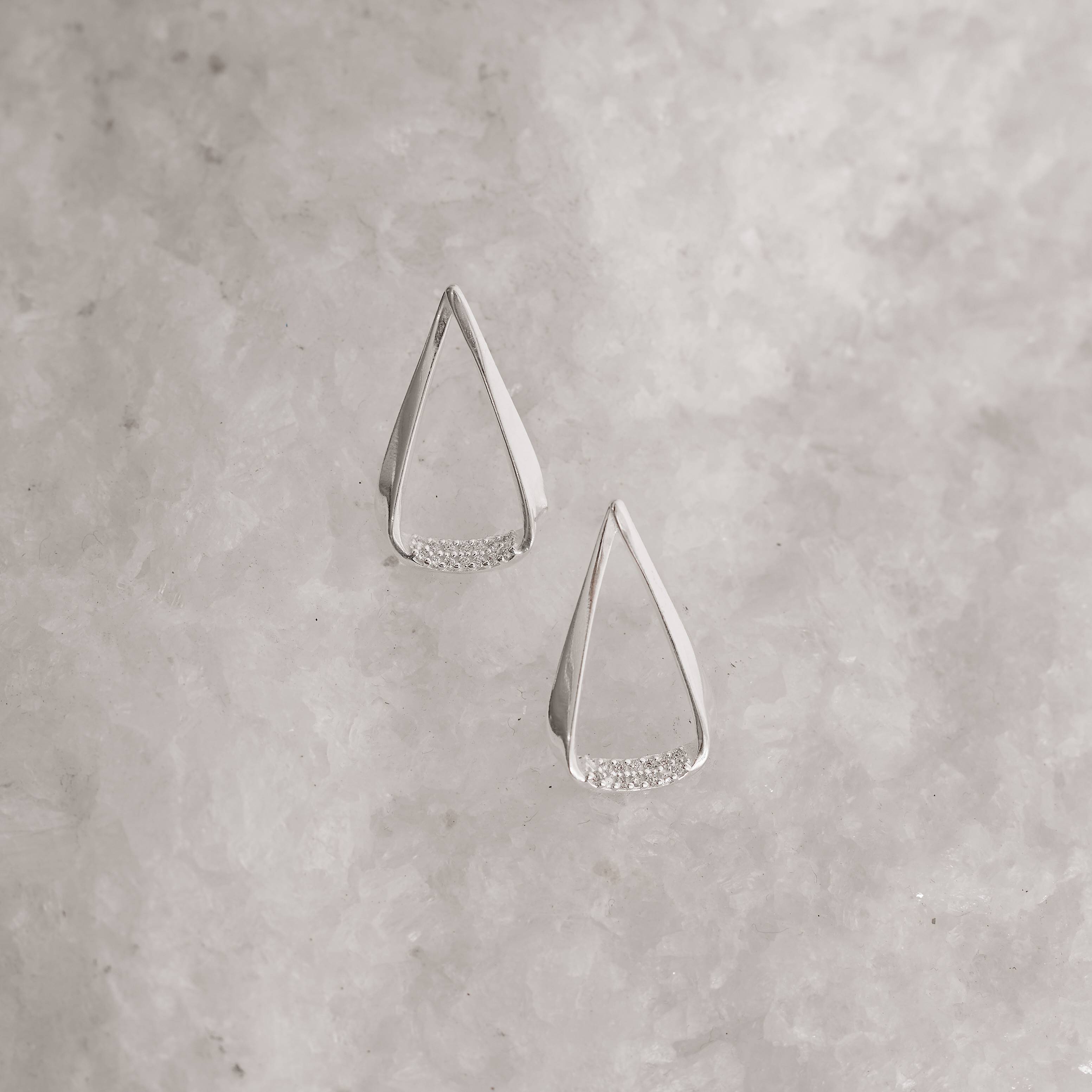 Imagem Secundária Brinco gota vazada detalhe cravejado 24mm