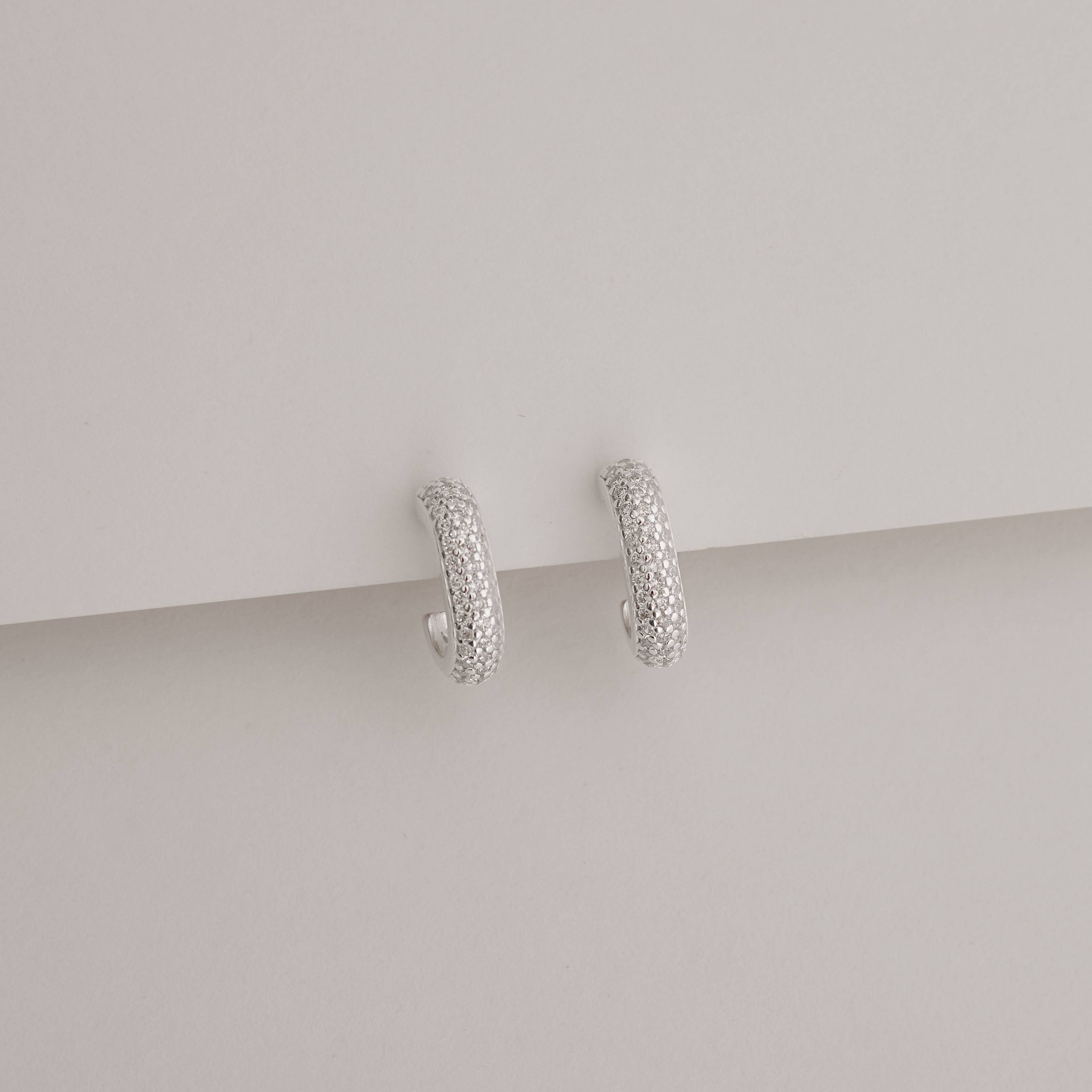 Argola oval triplo cravejado 16mm tarraxa