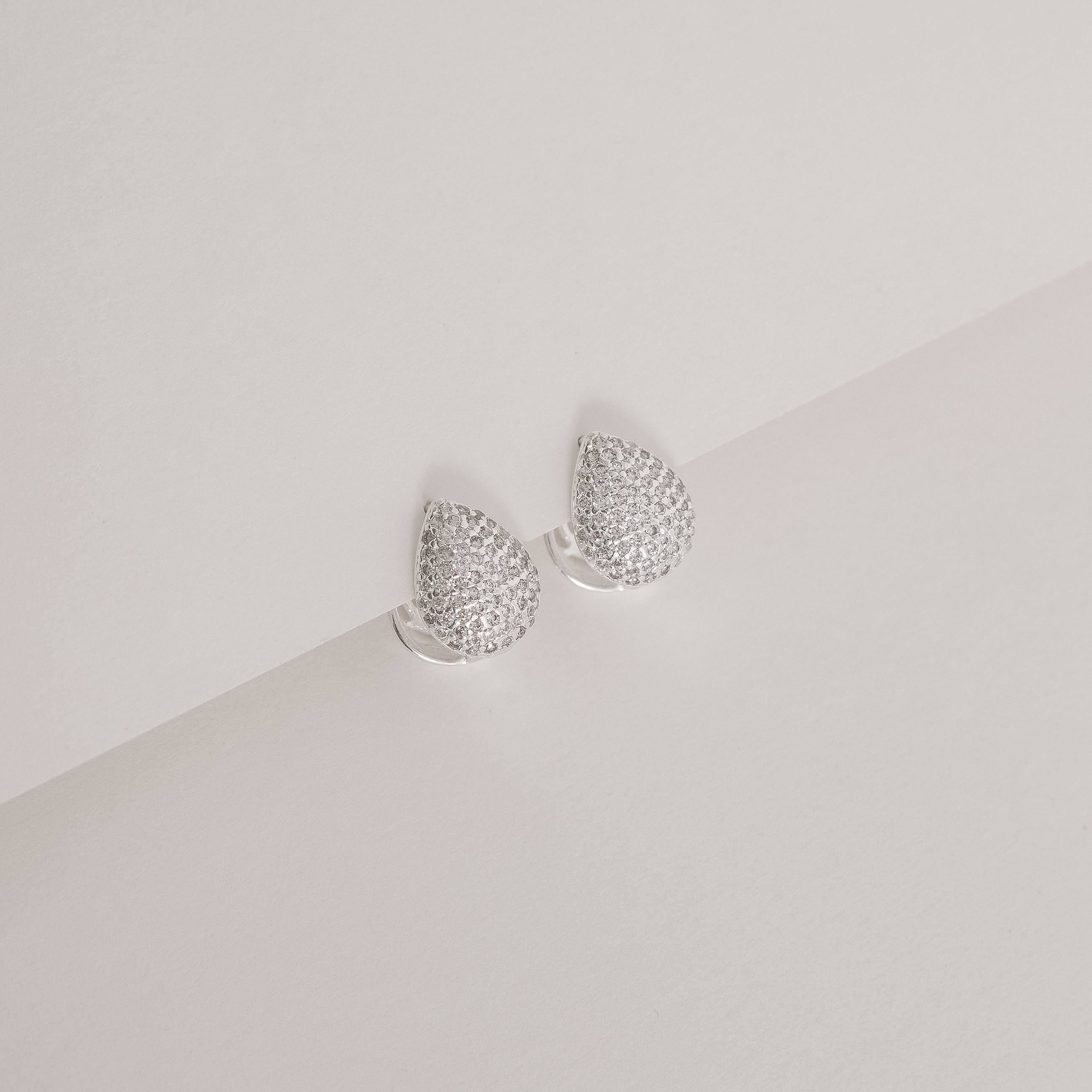 Imagem Argola click gota cravejada 14mm detalhe flor vazada