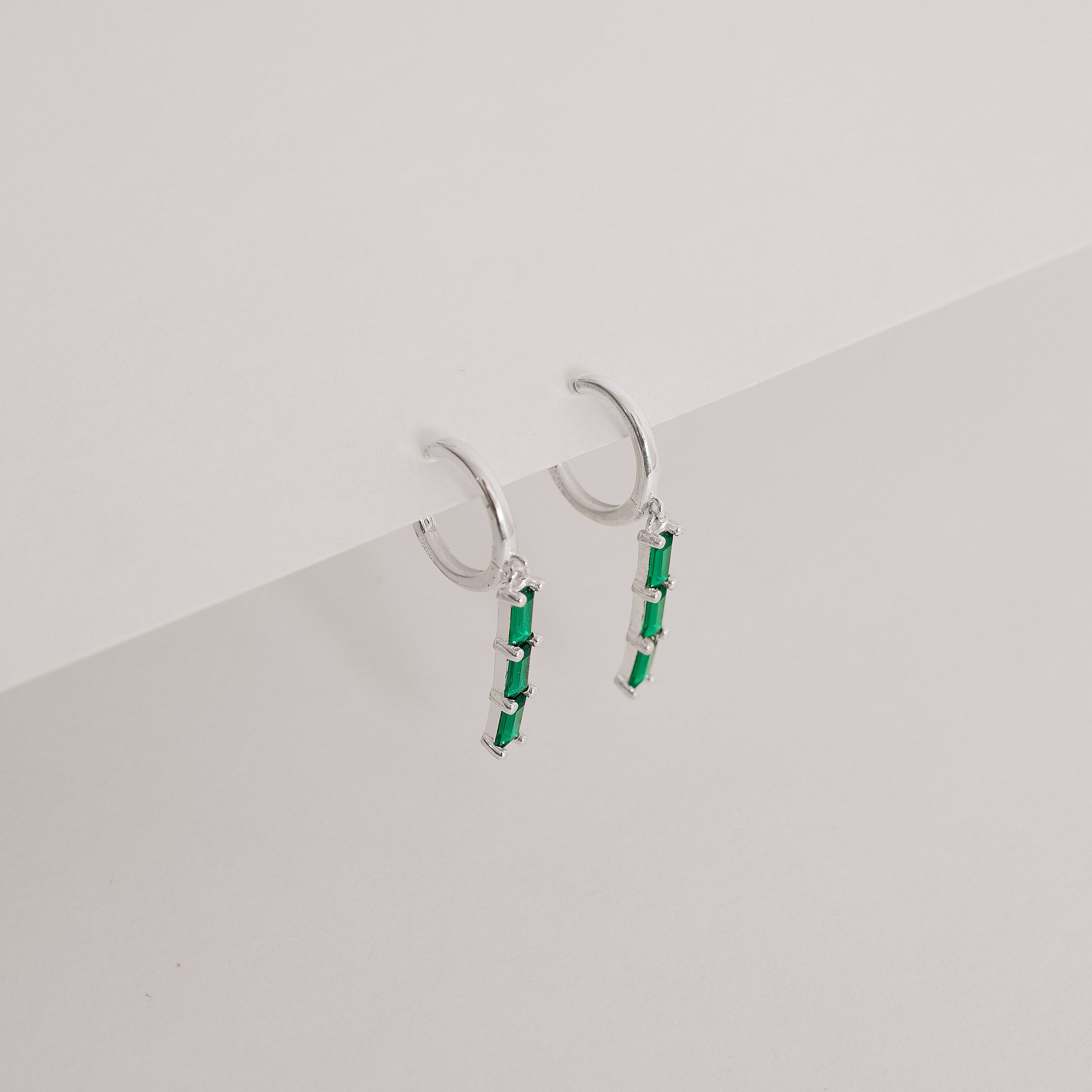 Imagem Secundária Argola click 12mm pingente zircônias retangulares esmeralda