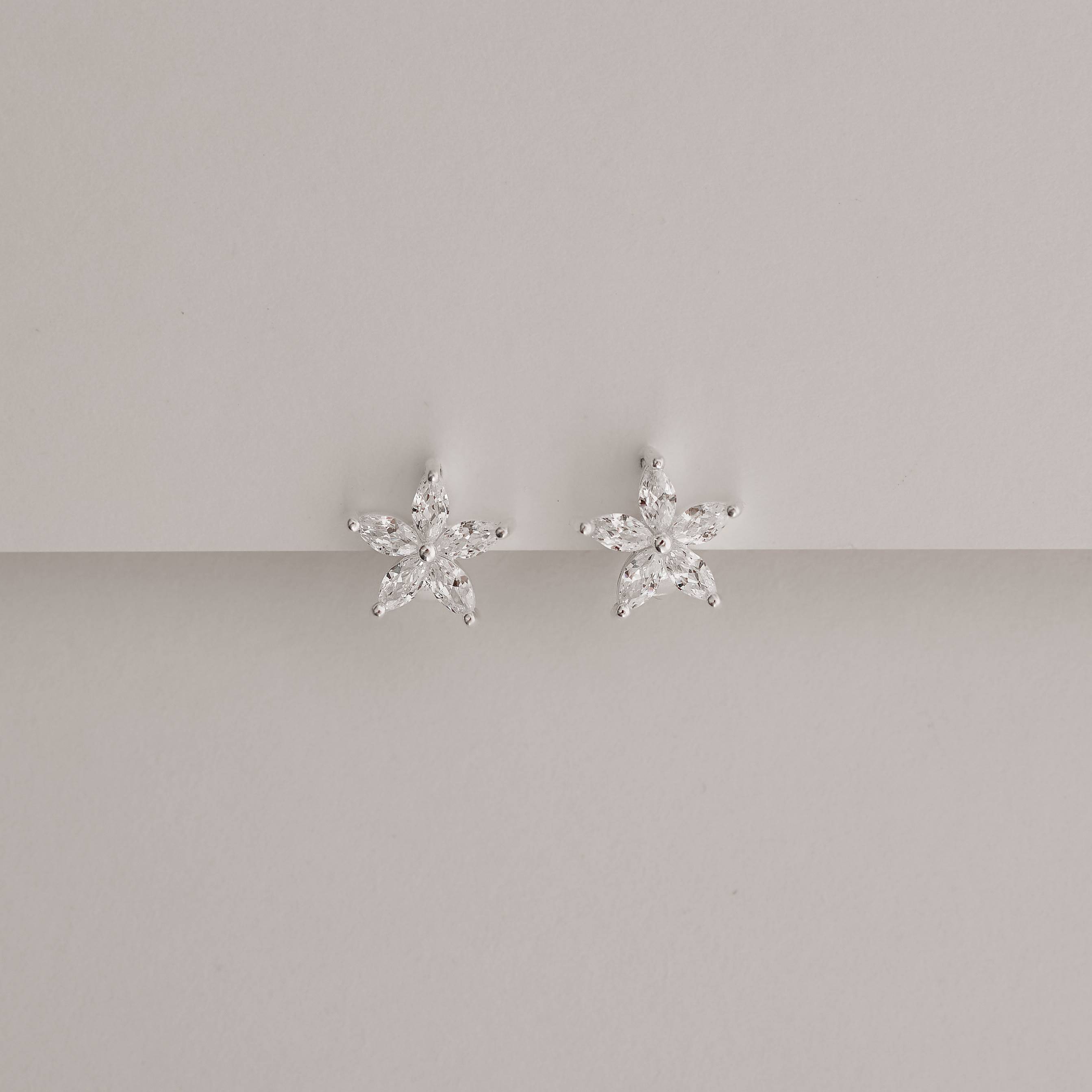 Imagem Argola click 10mm flor cravejada