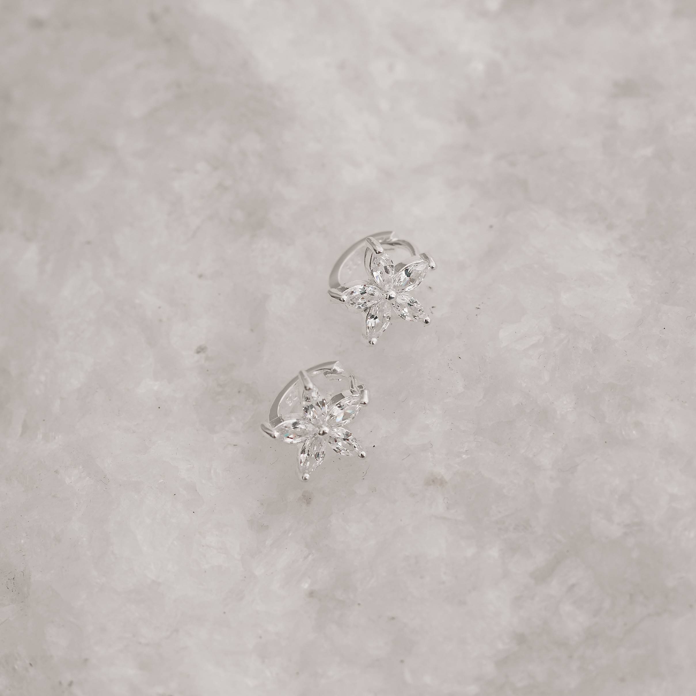 Imagem Secundária Argola click 10mm flor cravejada