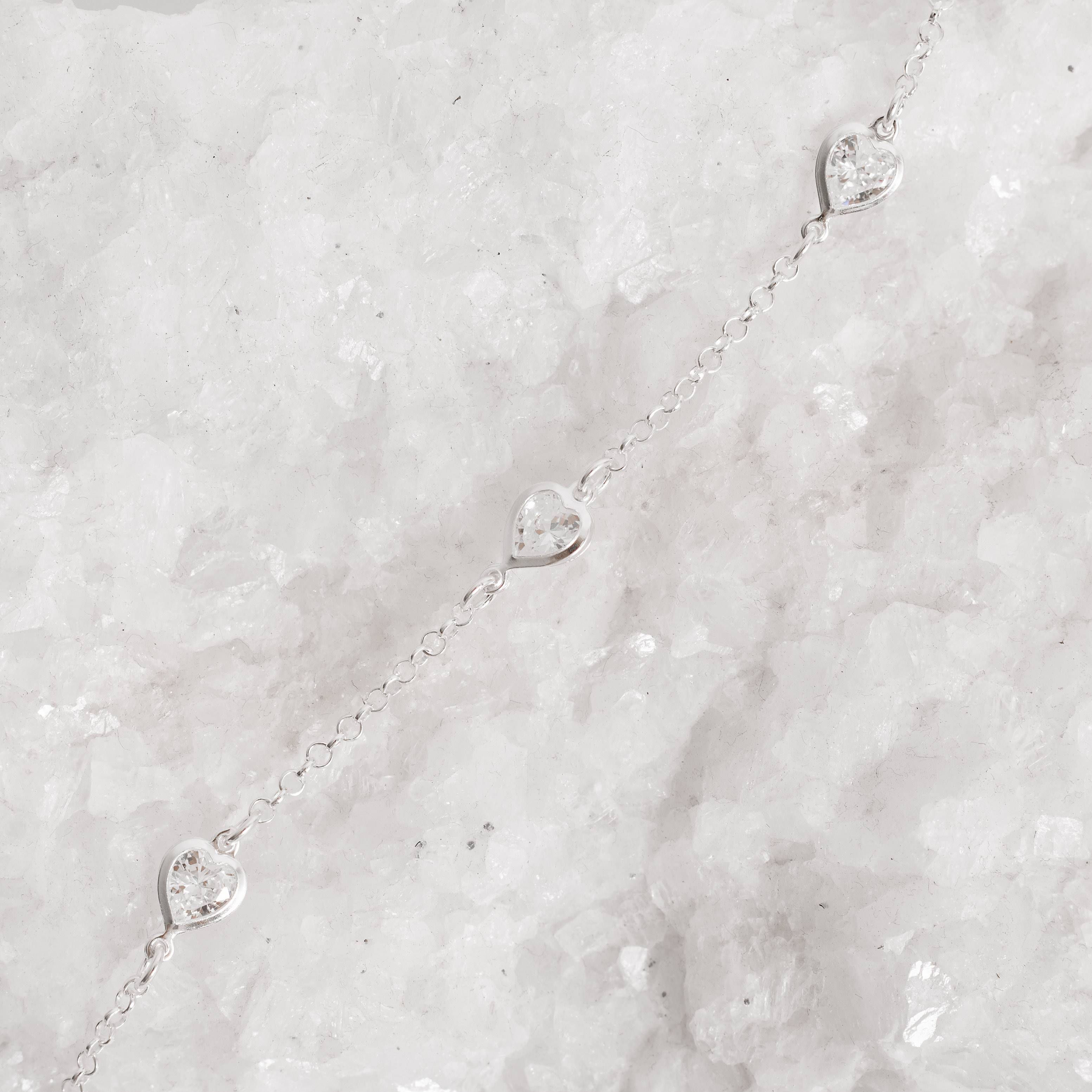 Imagem Secundária Pulseira entremeio zircônias coração 7mm corrente elo português