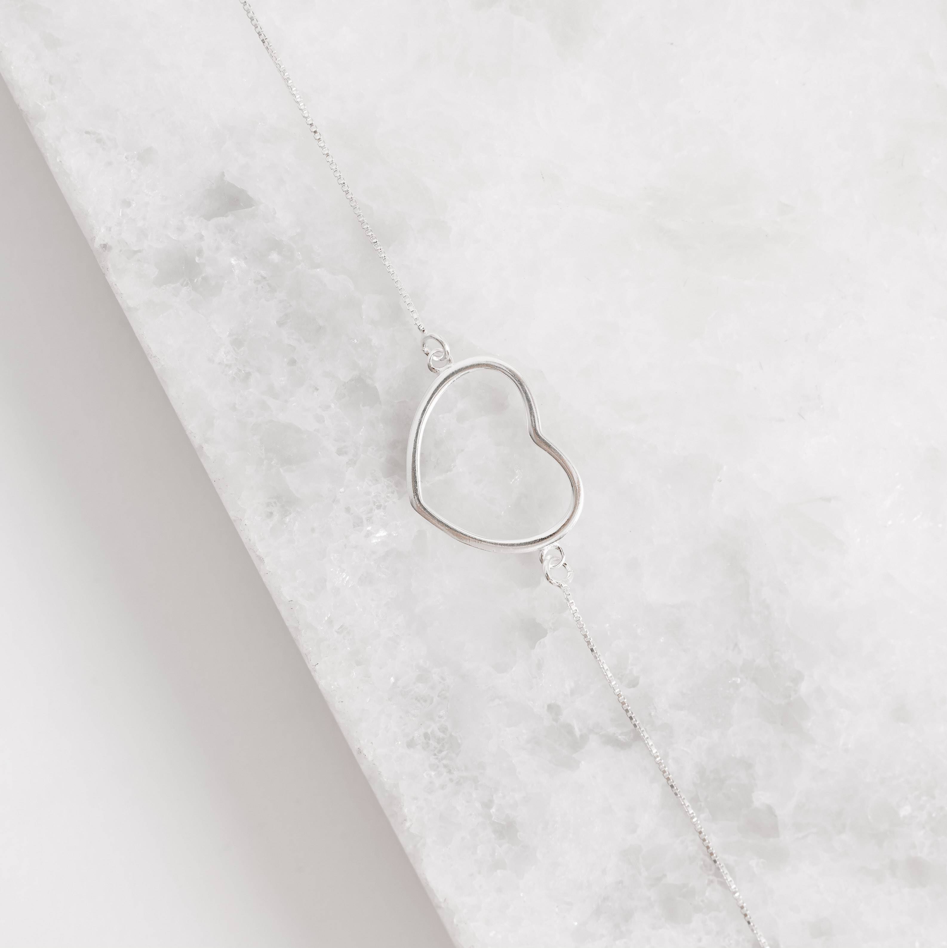 Imagem Secundária Pulseira entremeio coração vazado 18mm