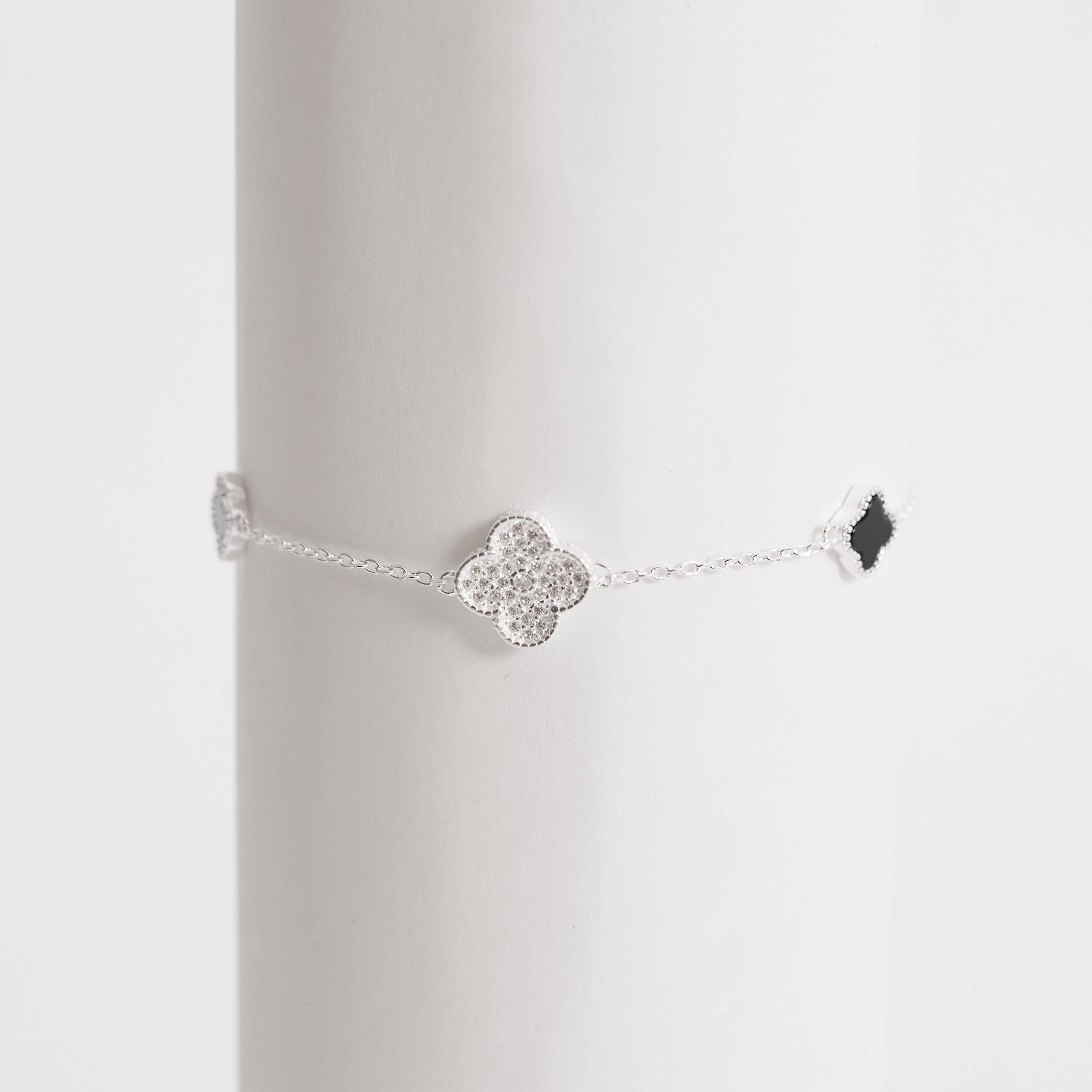 Imagem Secundária Pulseira entremeio trevos ônix 7mm e cravejado 10mm