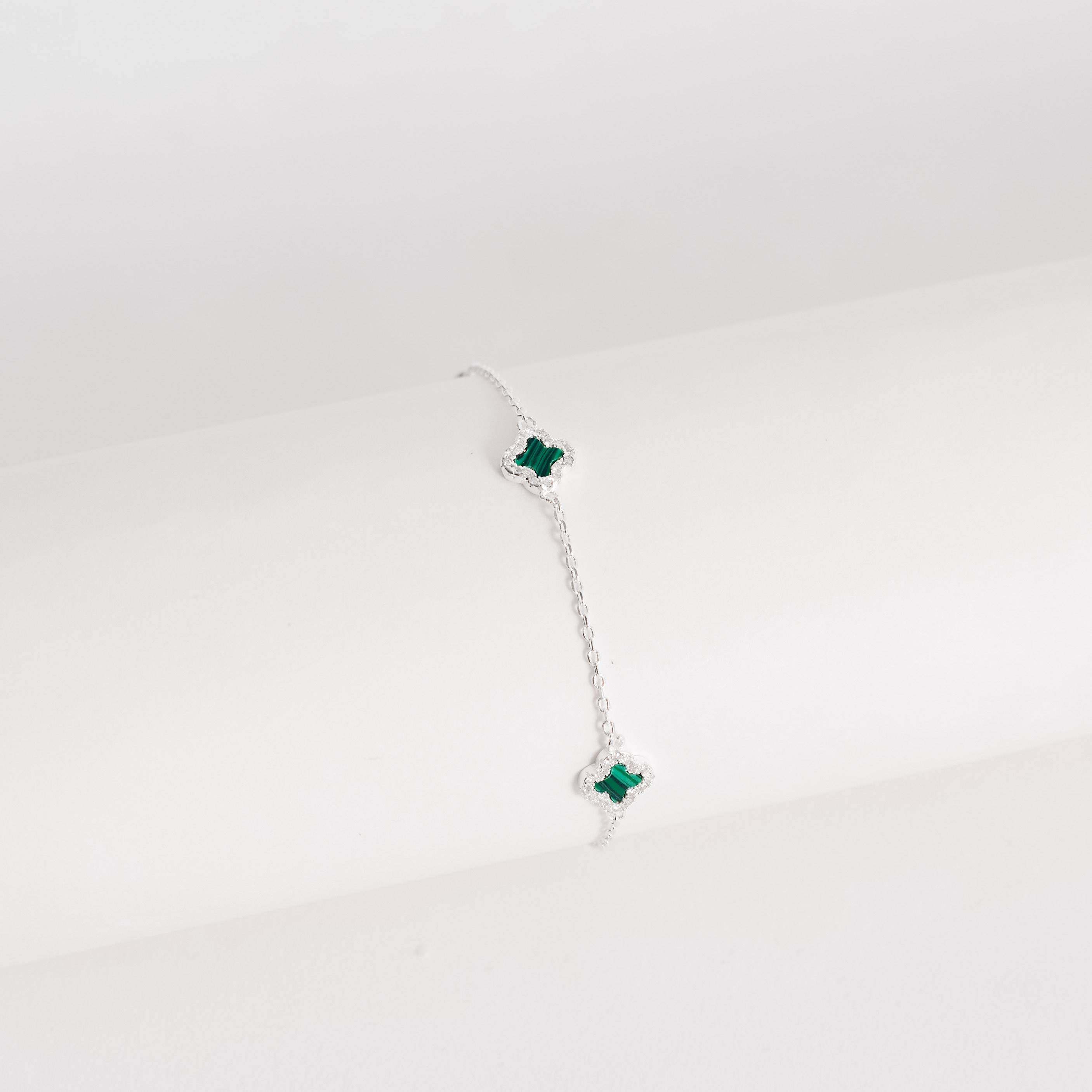Imagem Secundária Pulseira entremeios trevos malaquita com cravejado 7mm