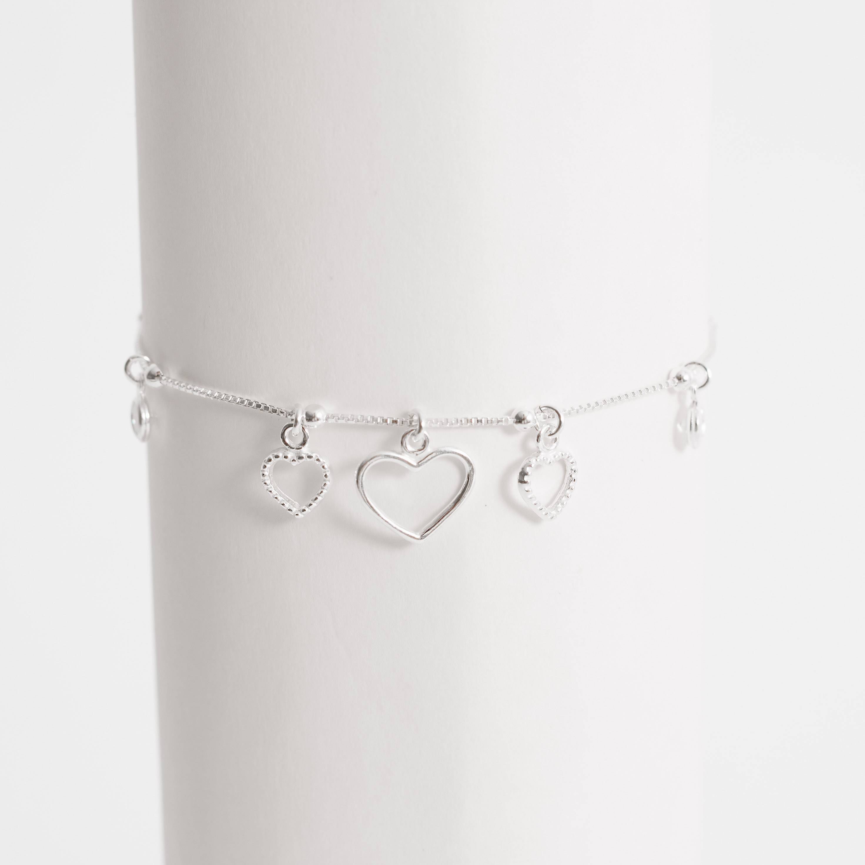 Imagem Pulseira entremeio bolas com pingentes corações vazados e zircônias