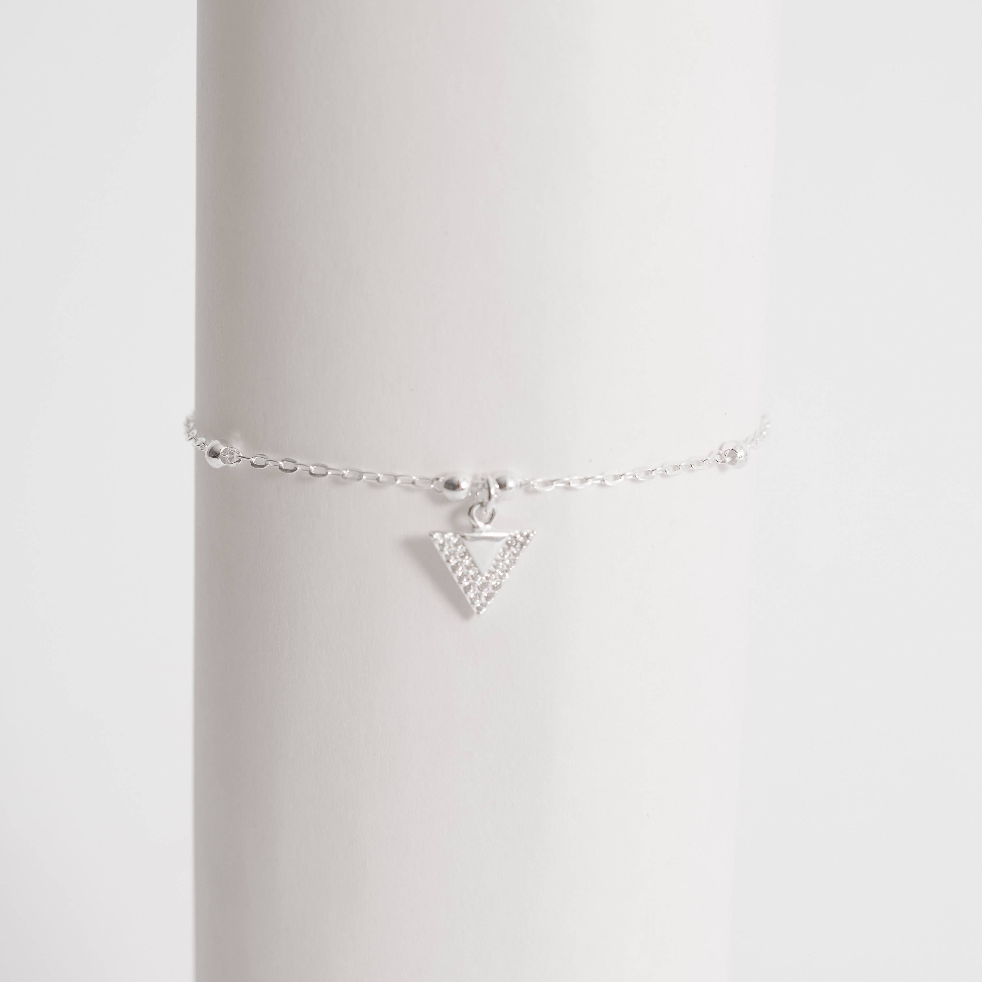 Imagem Pulseira entremeio bolas com pingente triângulo invertido cravejado 11mm