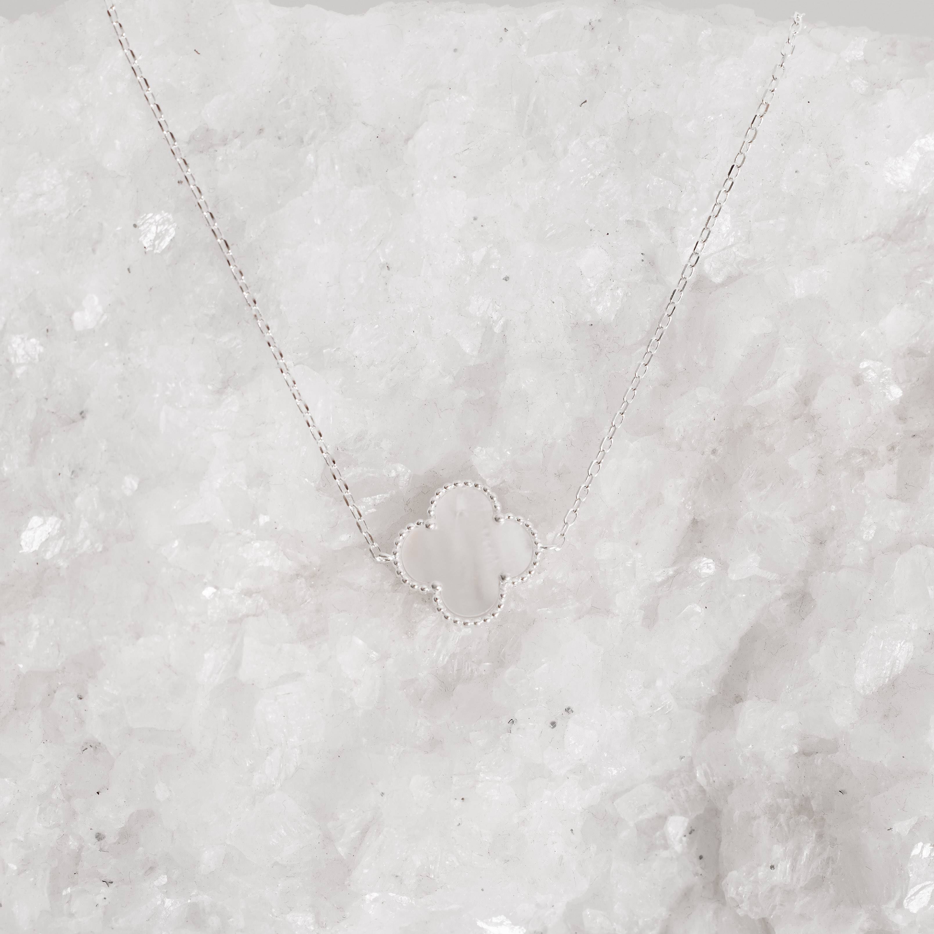 Imagem Secundária Pulseira entremeio trevo madrepérola com bolinhas 14mm