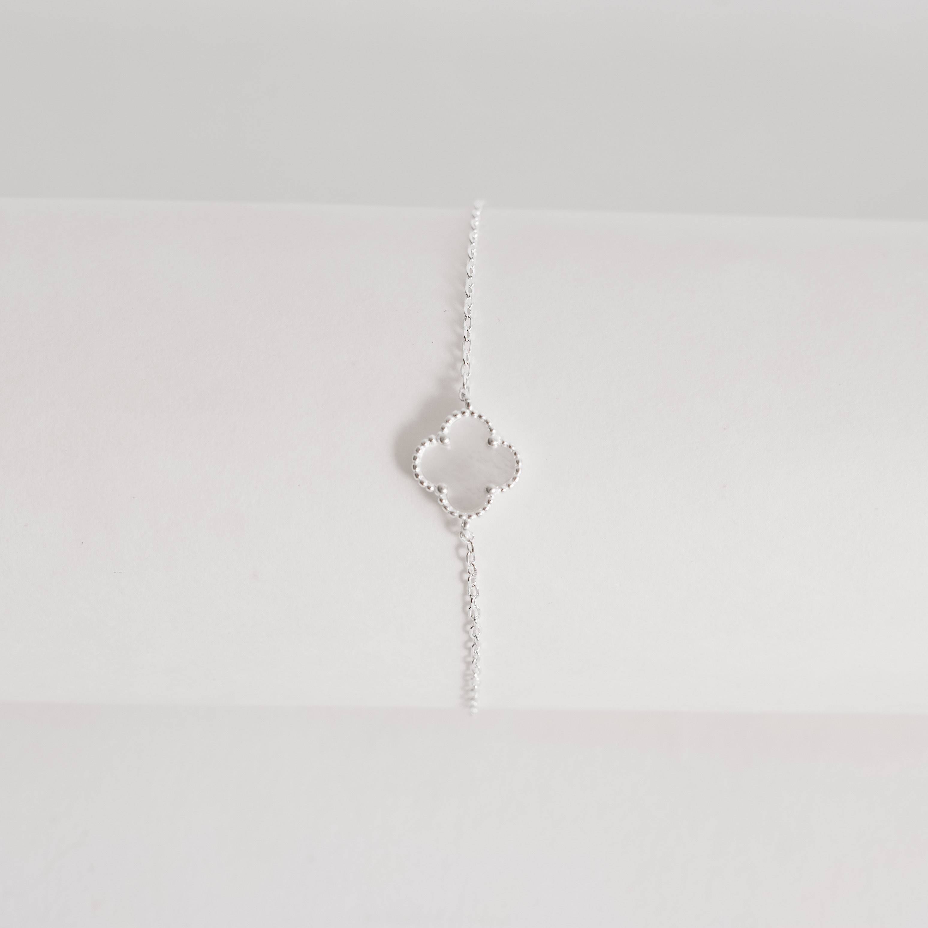 Imagem Secundária Pulseira entremeio trevo madrepérola 10mm com bolinhas