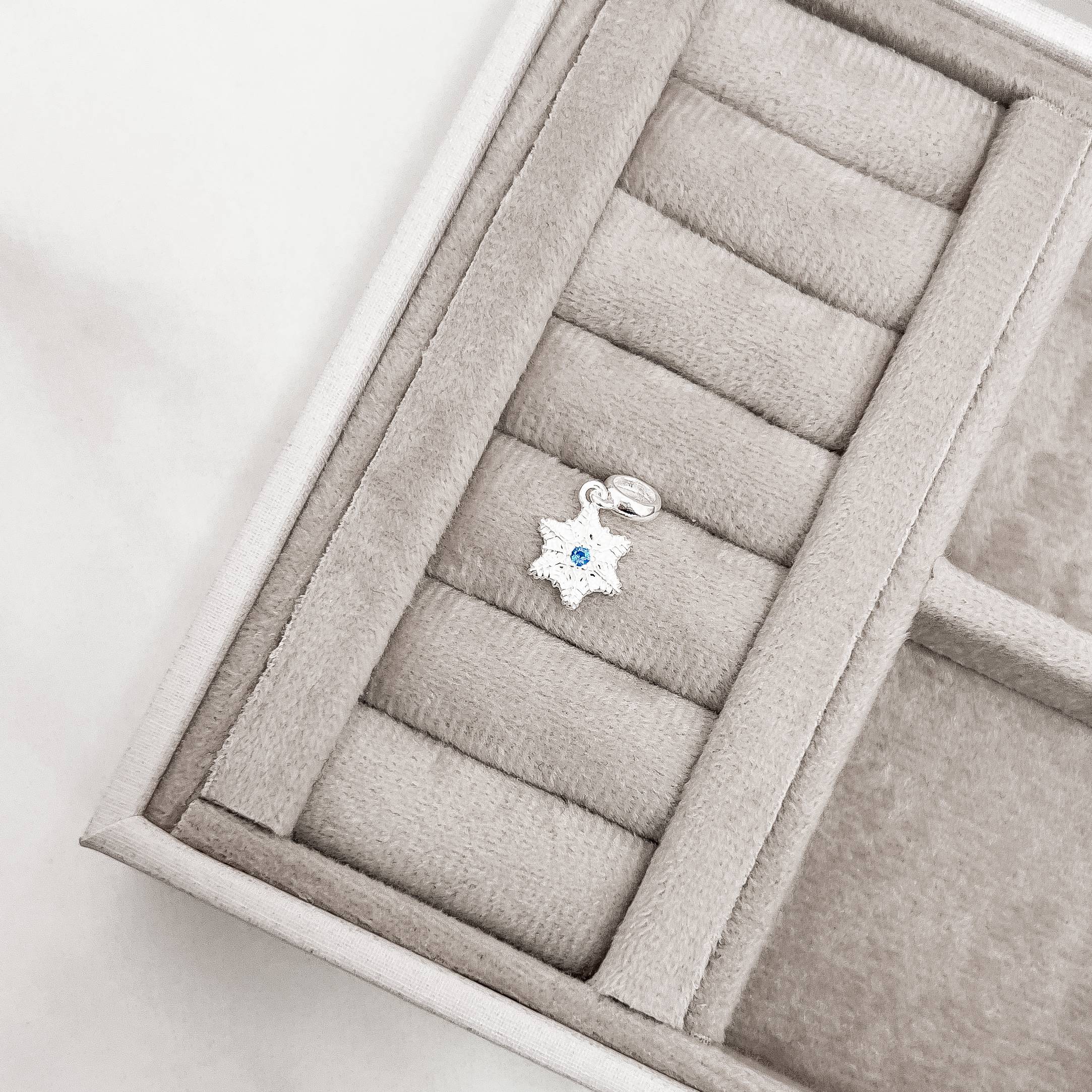 Berloque pingente floco de neve detalhe zircônia azul 11mm