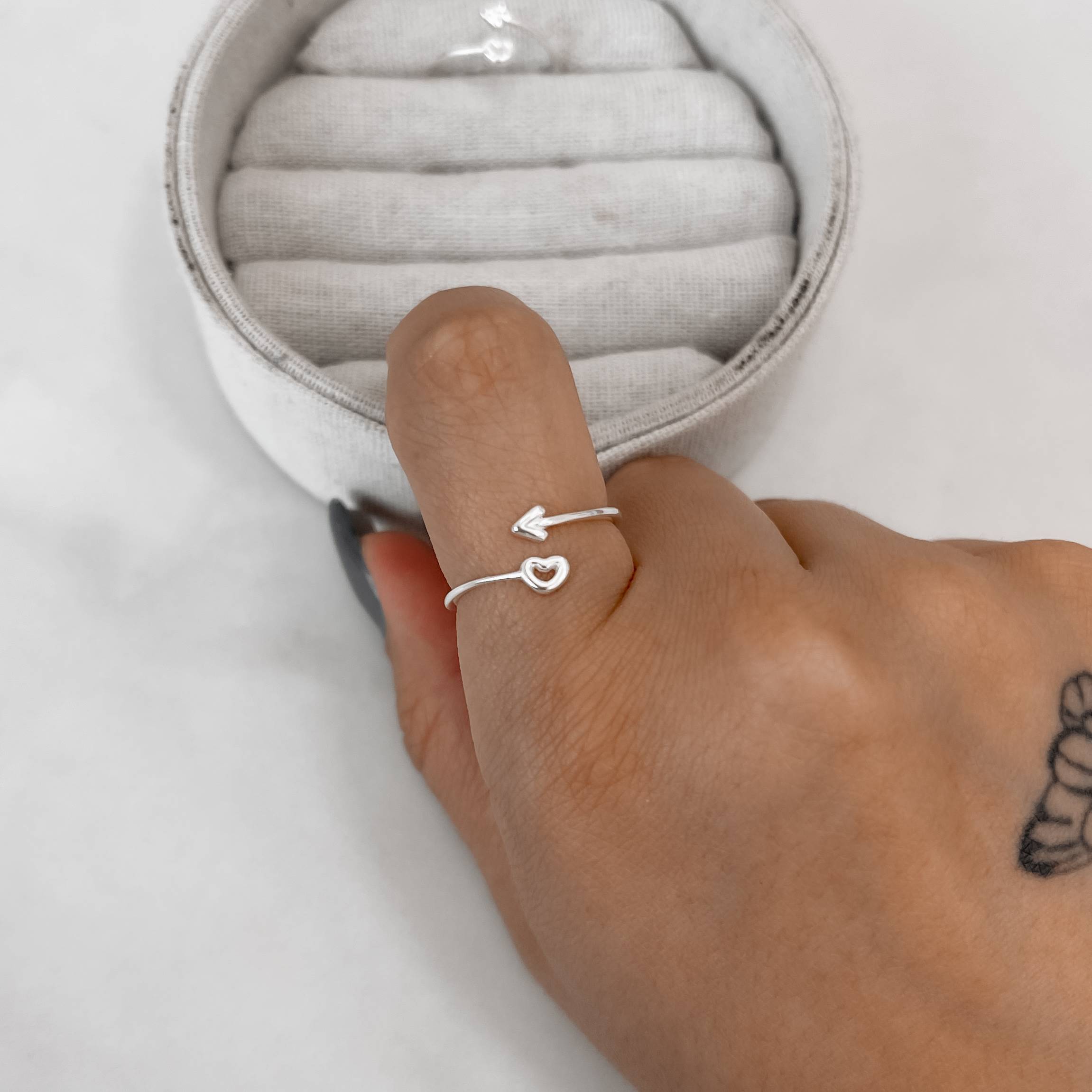 Imagem Secundária Anel coração vazado e seta regulável G