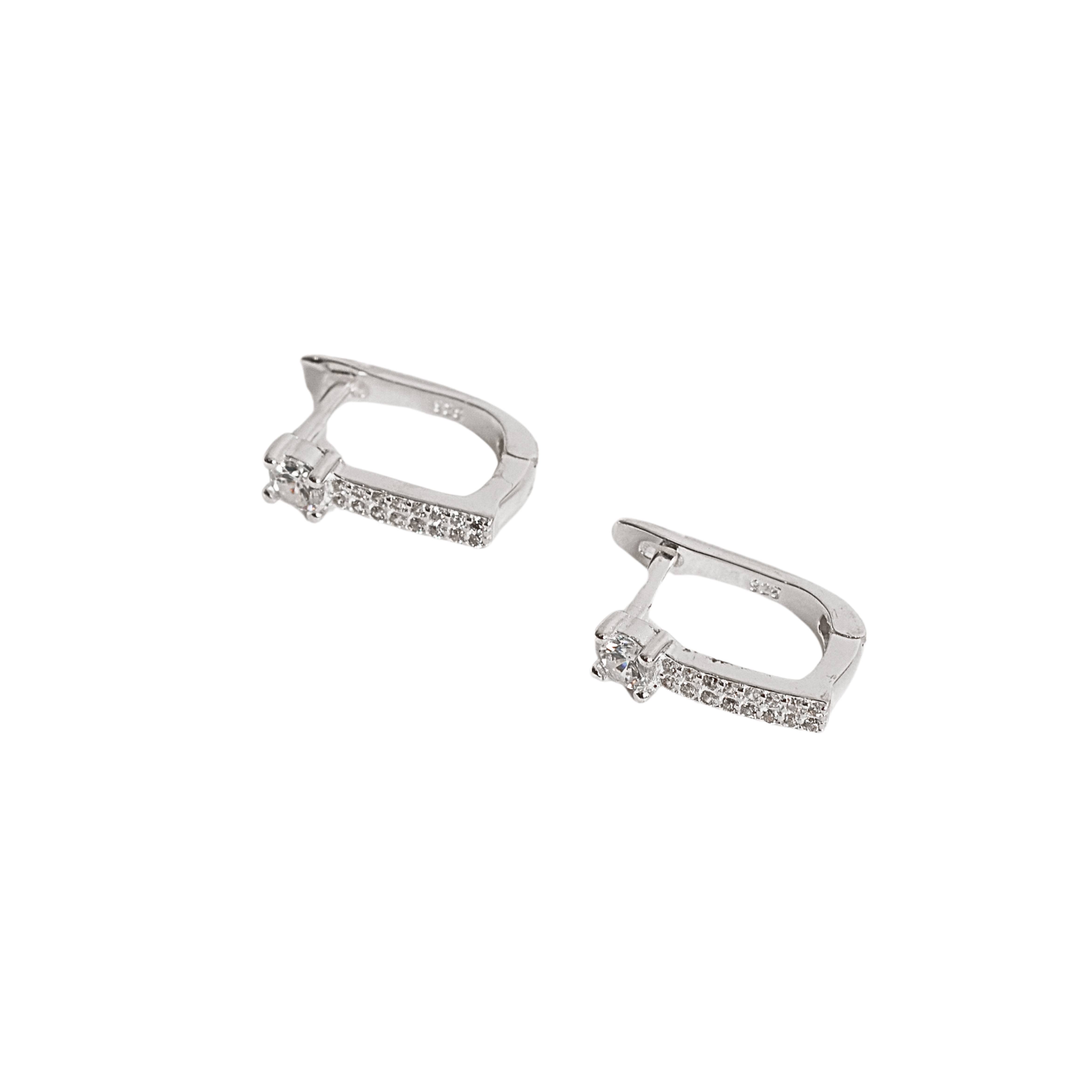 Imagem Argola click oval cravejada 11mm detalhe zircônia redonda