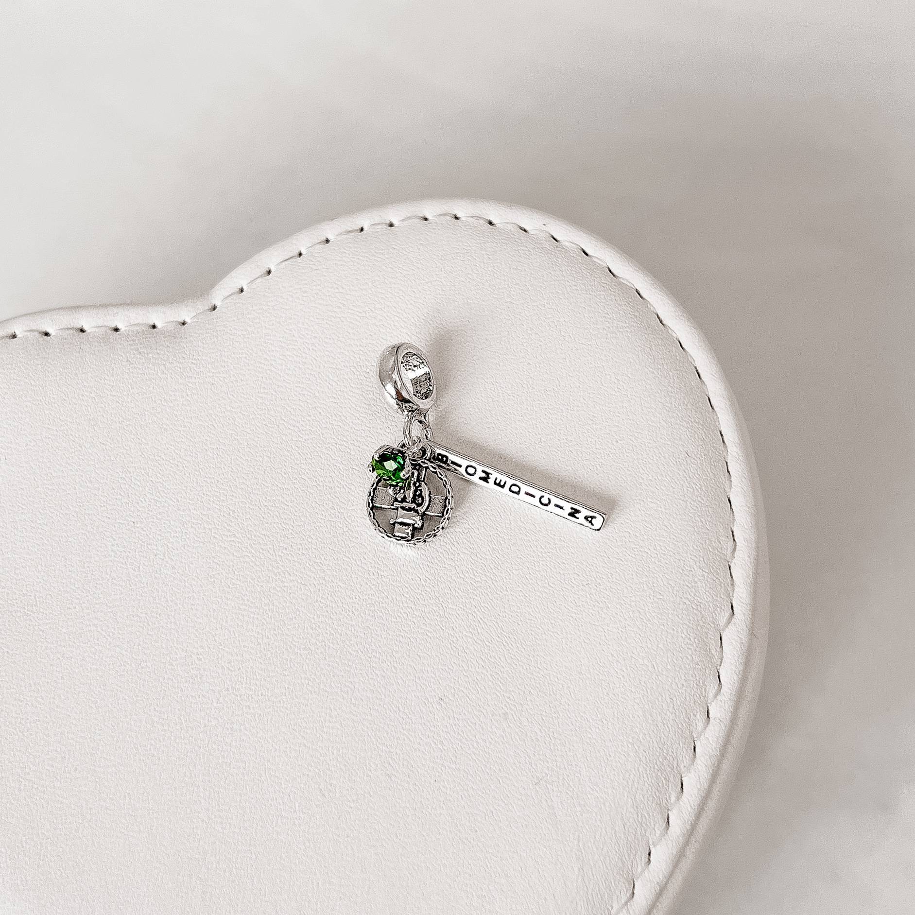 Berloque pingente placa Biomedicina com símbolo e zircônia esmeralda envelhecido