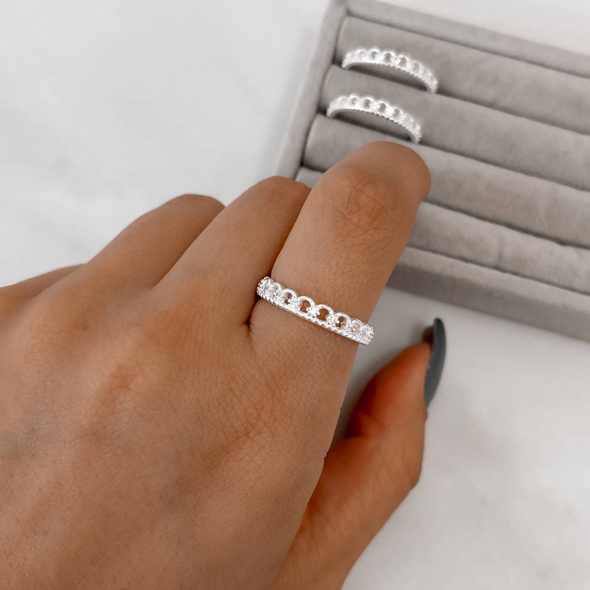 Imagem Anel círculos vazados com zircônia