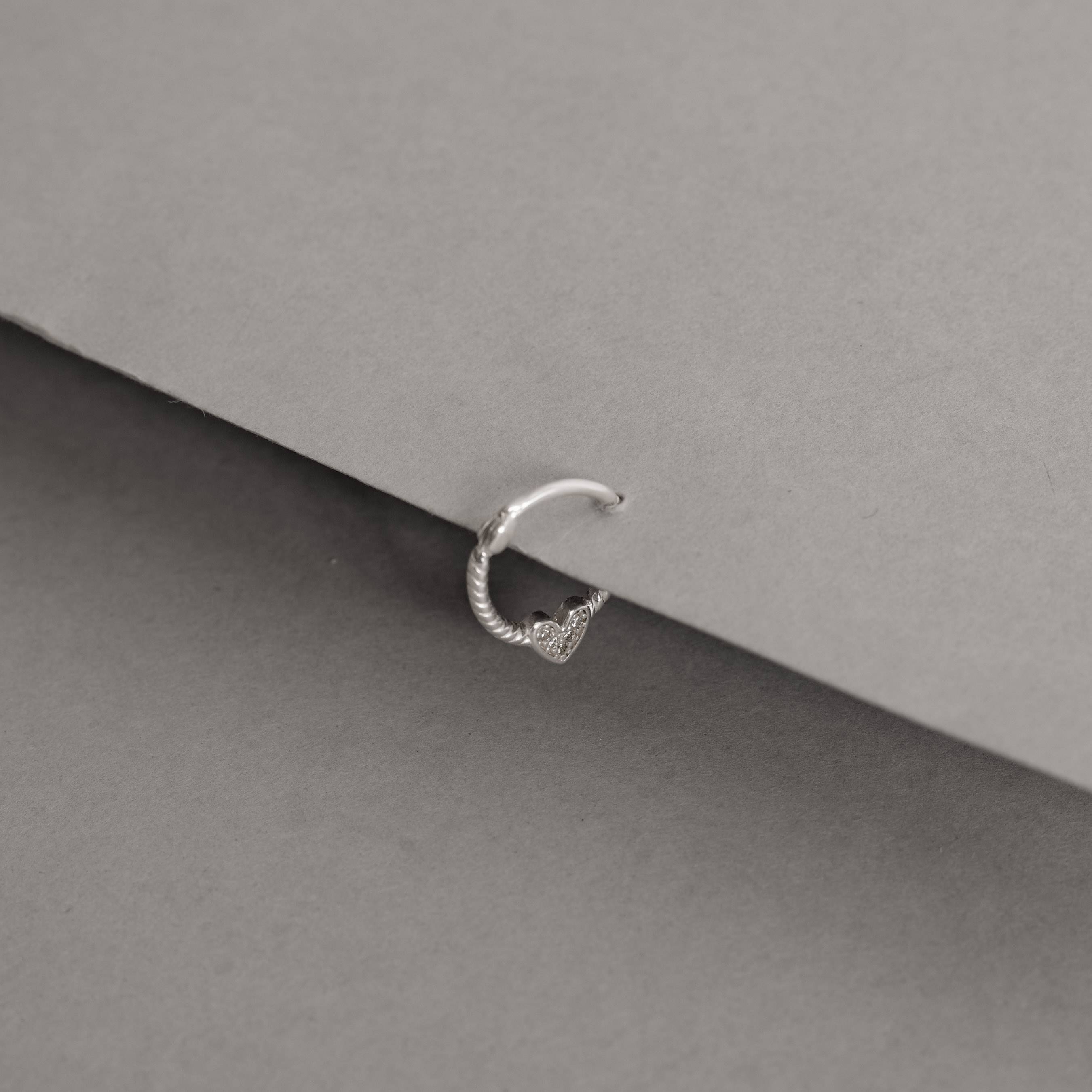 Imagem Piercing argola torcida trava com coração cravejado 13mm orelha direita